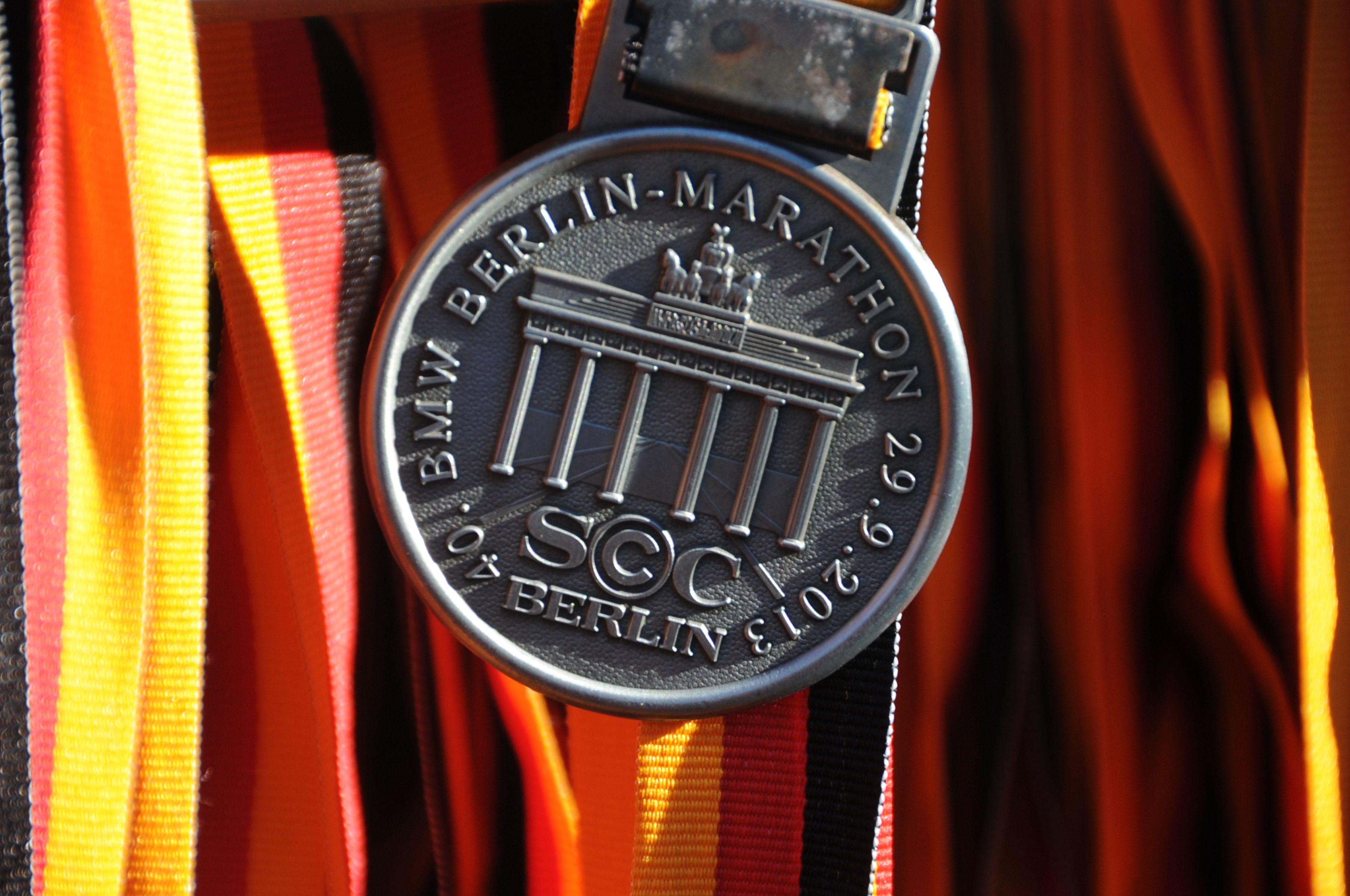 Lo bonita o fea que sea la medalla de finisher es uno de los factores que no deberían condicionar tu experiencia en los 42,195 km. JORDI ANGUERA