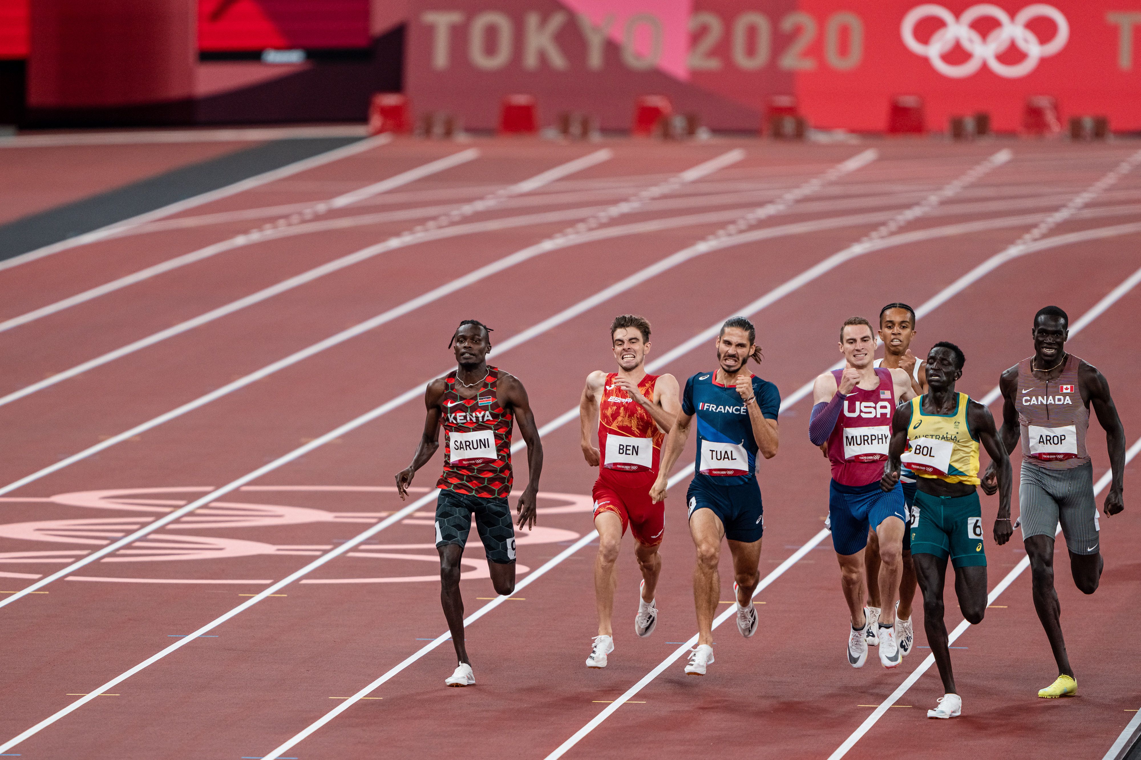Una imagen de una de las carreras de 800 metros de los Juegos Olímpicos de Tokio, con el español Adrián Ben a la izquierda de la imagen. SPORTMEDIA.