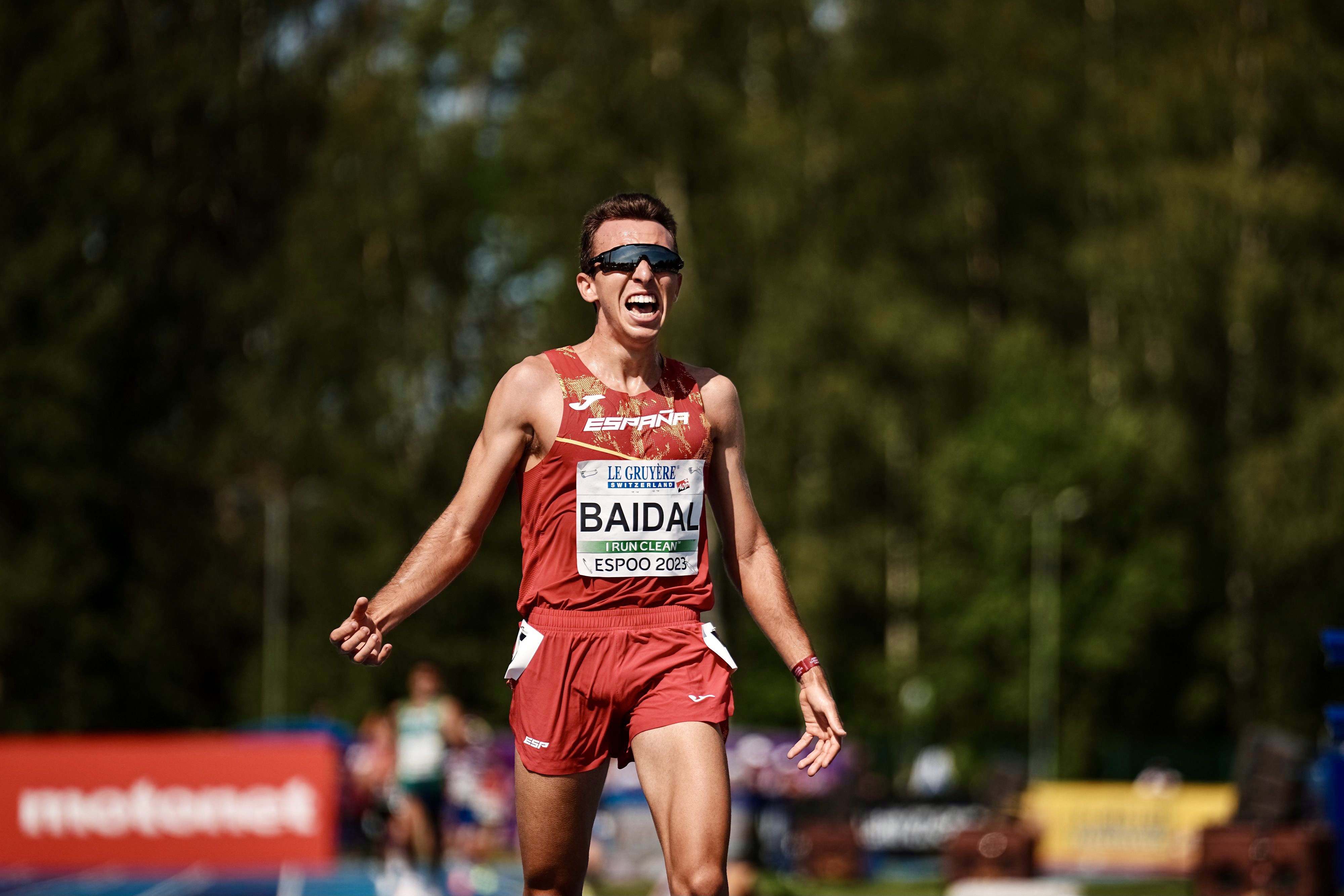 Miguel Baidal en el momento en el que cruza la meta y apuntala la medalla de bronce en los 10.000 m del Campeonato de Europa sub 23. FACV/SPORTMEDIA