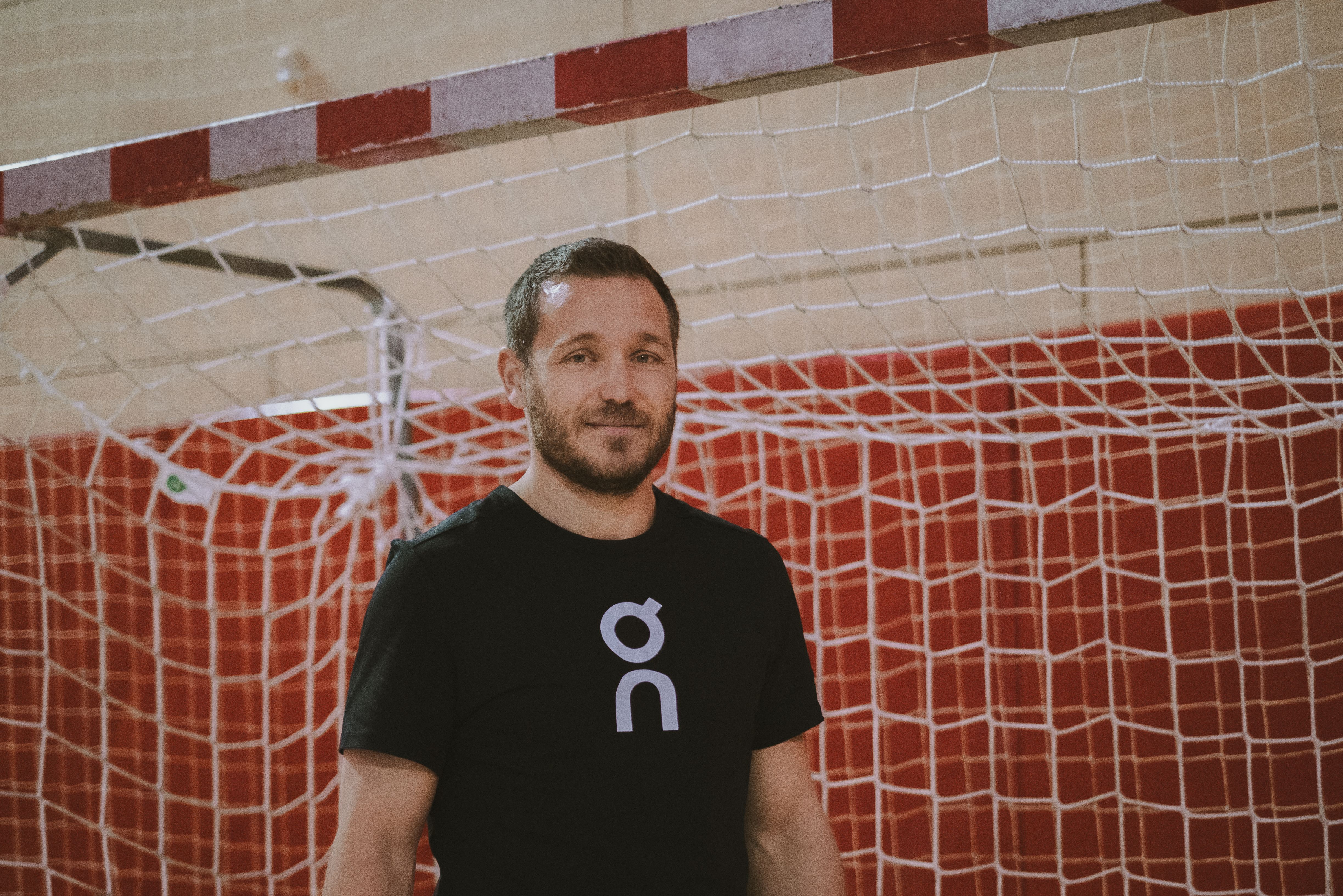 Víctor Tomás fue jugador profesional de balonmano hasta 2020; ahora es un corredor que disfruta coleccionando zancadas como antes lo hizo coleccionado títulos con el Barça. @JOJOHARPER_