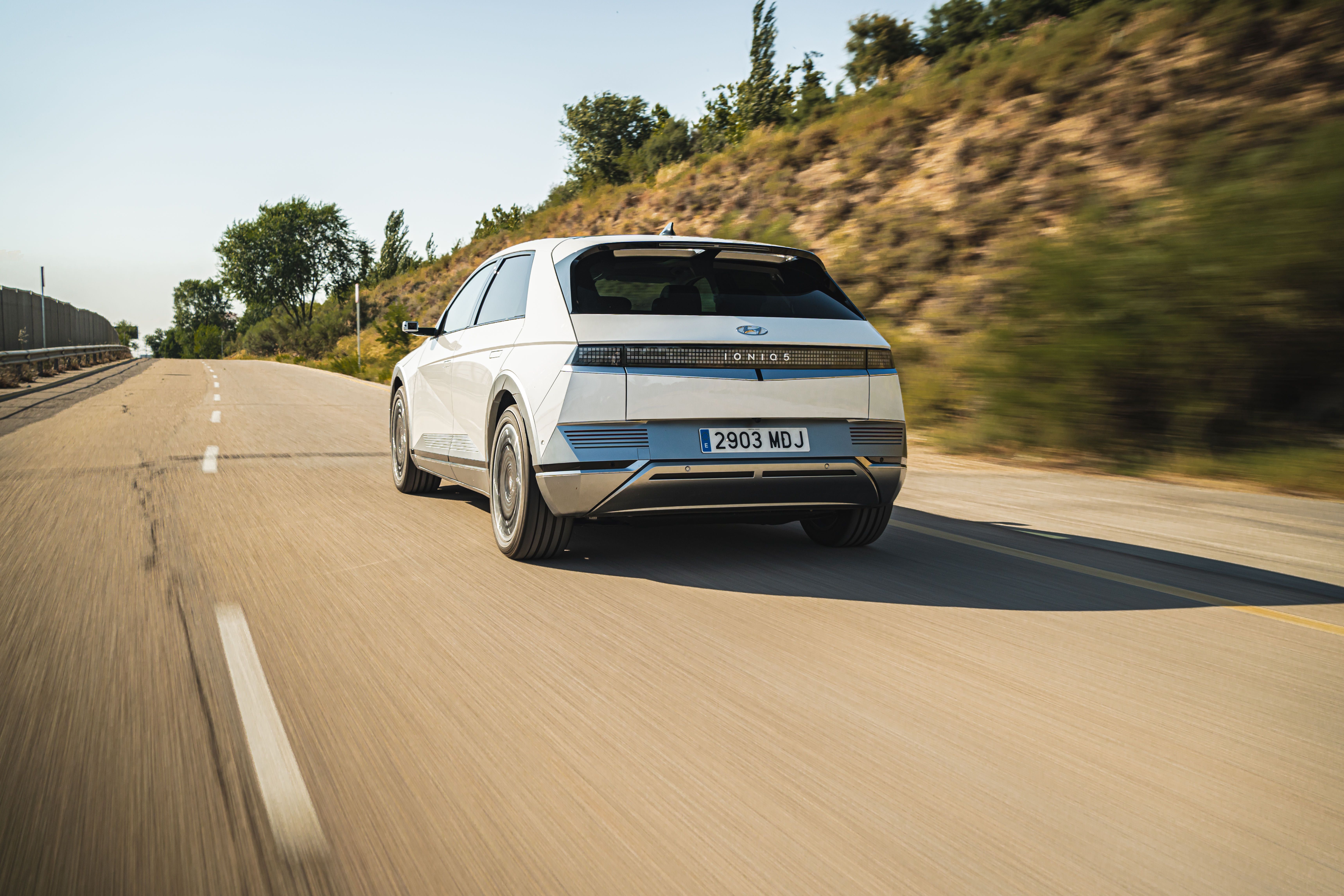Hyundai IONIQ 5, el aliado de Ruth Beitia en su conquista del medio maratón, es un coche 100% eléctrico, un SUV con tremenda capacidad de carga... aunque dentro es imposible que quepan todos los títulos y récords de la mejor atleta española de todos los tiempos. VSM PHOTOEVENTS Hyundai IONIQ 5, el aliado de Ruth Beitia en su conquista del medio maratón, es un coche 100% eléctrico, un SUV con tremenda capacidad de carga... aunque dentro es imposible que quepan todos los títulos y récords de la mejor atleta española de todos los tiempos. VSM PHOTOEVENTS