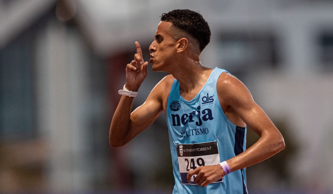 Ouassim Oumaiz celebrando, con el gesto de silencio, el título de campeón de España de los 5000 metros. SPORTMEDIA.