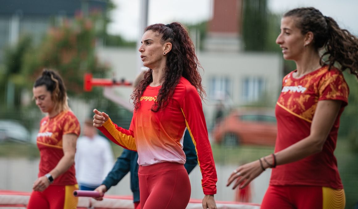 Un grupo de atletas españolas antes de una competición. SPORTMEDIA.
