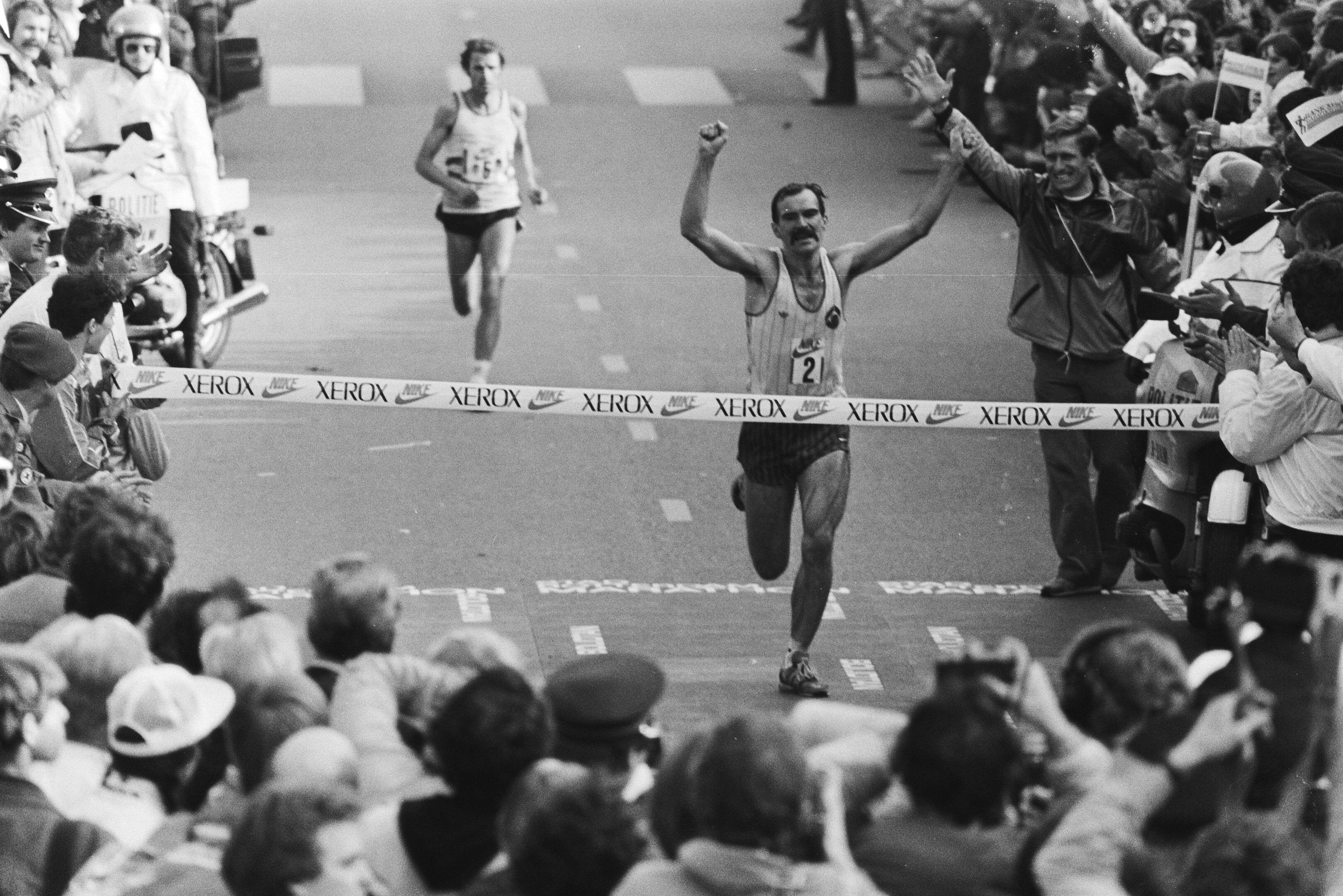Robert de Castella cruza en primera posición la línea de meta del Maratón de Róterdam de 1983, una de las carreras de 42,195 kilómetros más apasionantes que se han visto. ALAMY