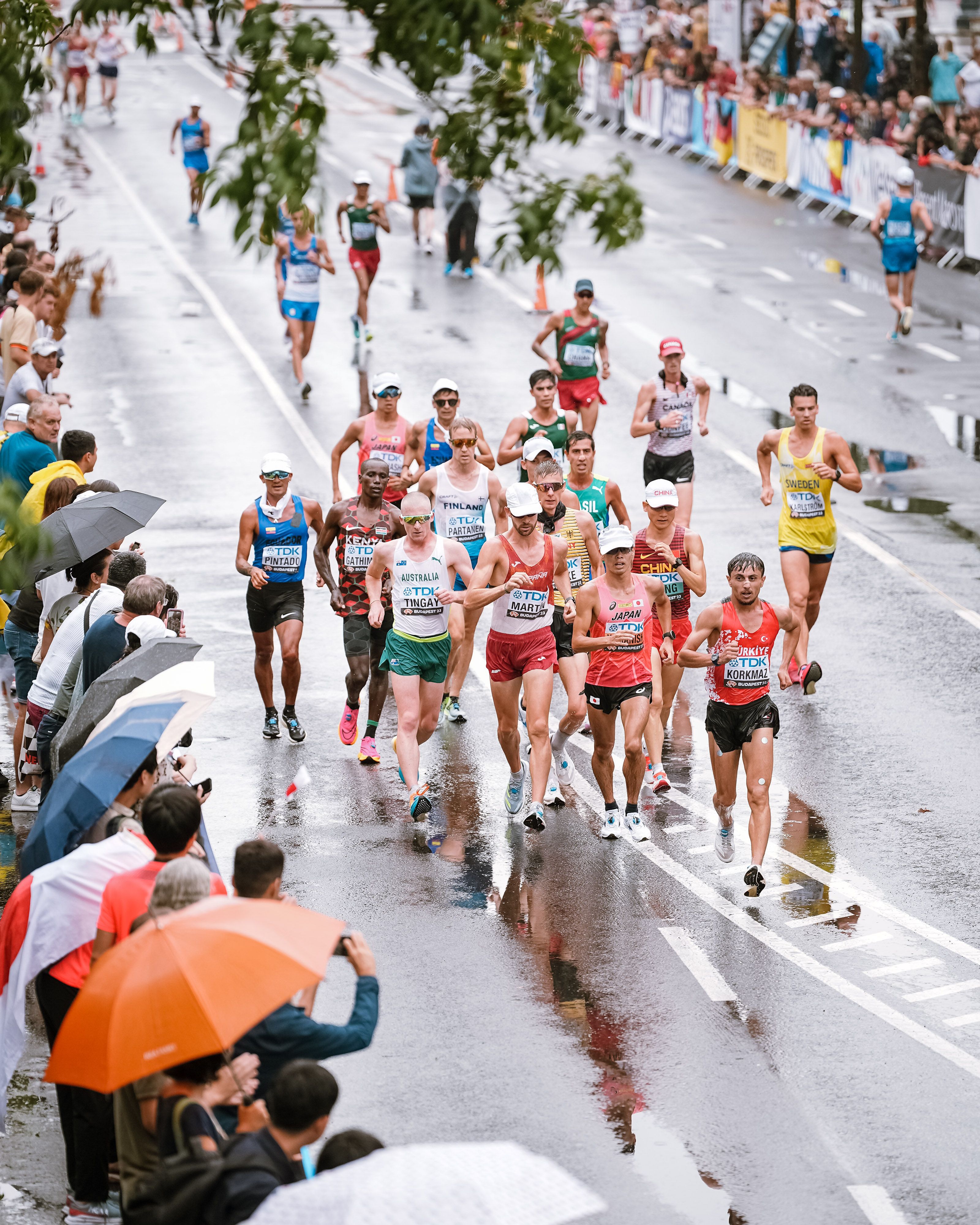 La lluvia ha sido una de las protagonistas en la primera mañana del Mundial, provocando el aplazamiento de la prueba de marcha. SPORTMEDIA.