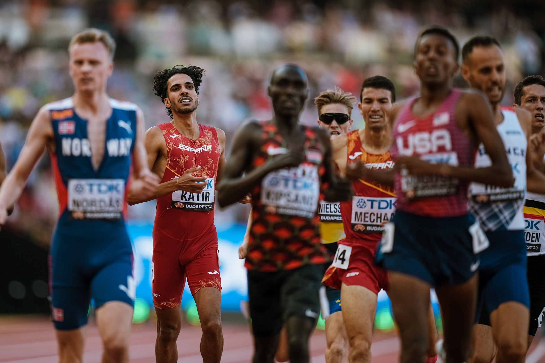 Mi Katir y Adel Mechaal, sabedores de su eliminación en las semifinales de los 1500 metros. SPORTMEDIA.