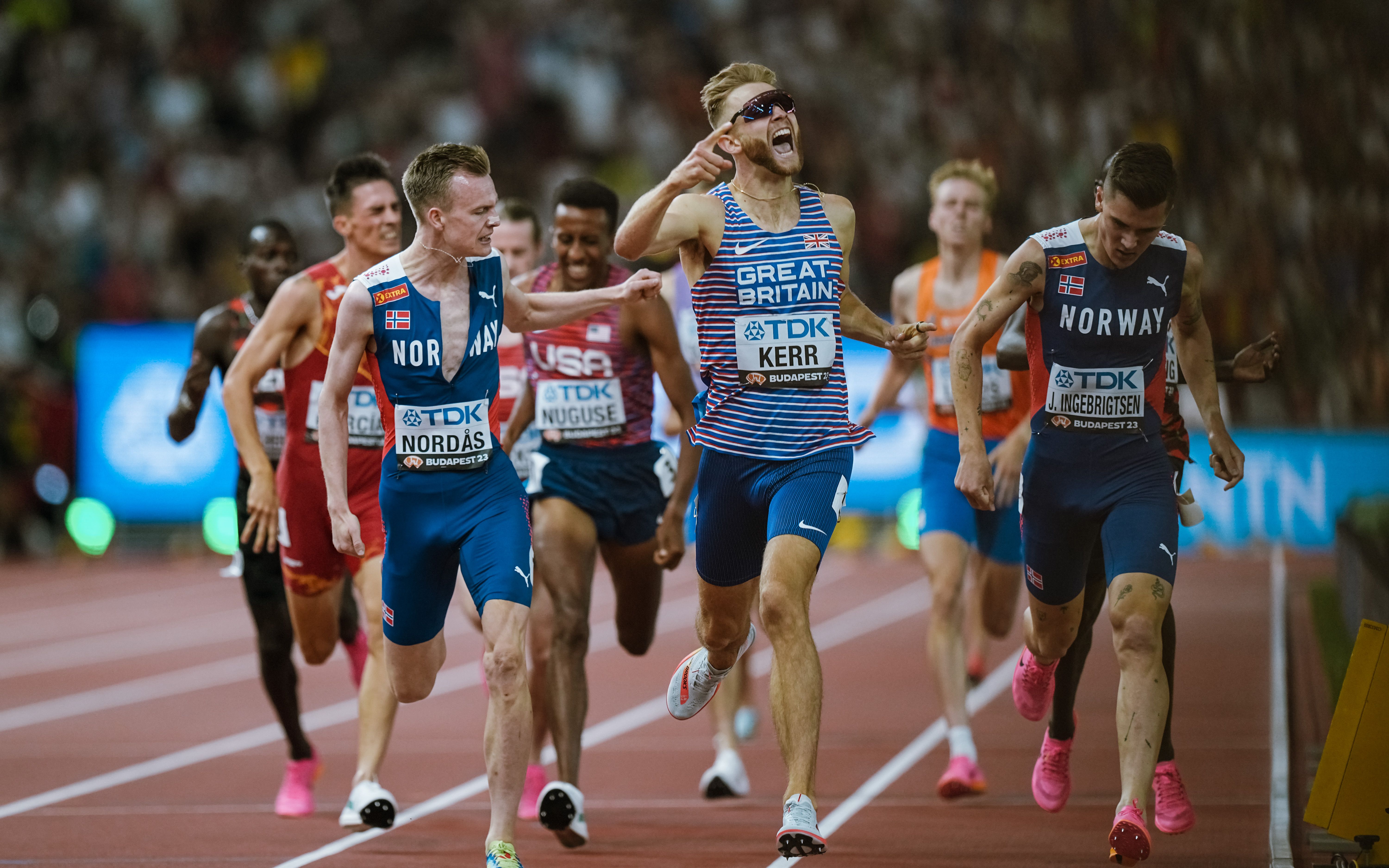 Josh Kerr entrando victorioso en los 1500 del Campeonato del Mundo de Budapest. SPORTMEDIA. Josh Kerr entrando victorioso en los 1500 del Campeonato del Mundo de Budapest. SPORTMEDIA.