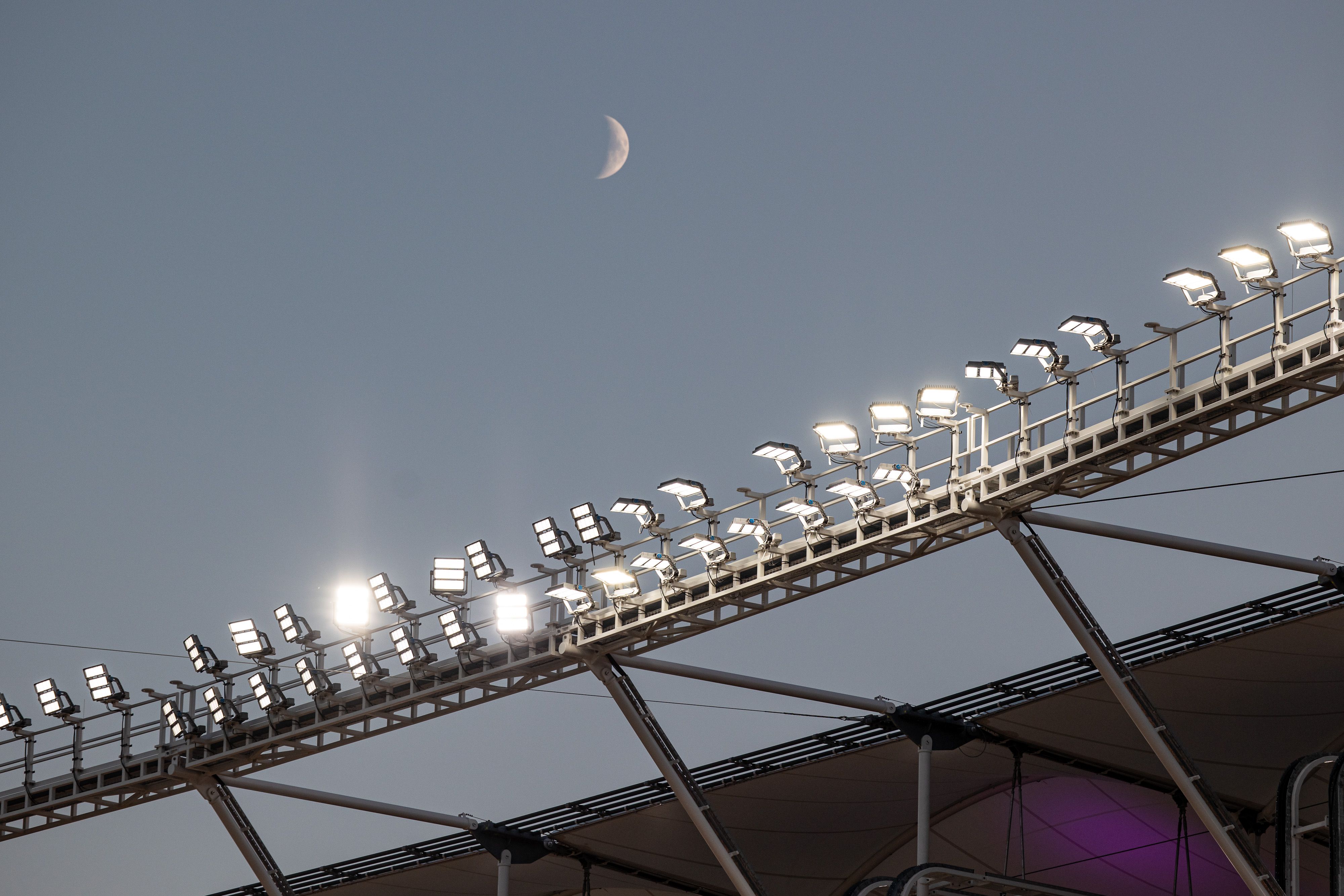 Cuando los focos se encienden y el sol se va aparece la luna, que ha vigilado las gestas logradas en este Campeonato del Mundo de Budapest 2023. SPORTMEDIA.