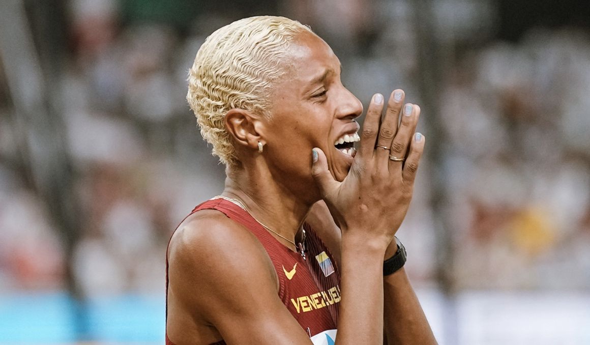 Yulimar Rojas, emocionada después de su título mundial en Budapest 2023. SPORTMEDIA.