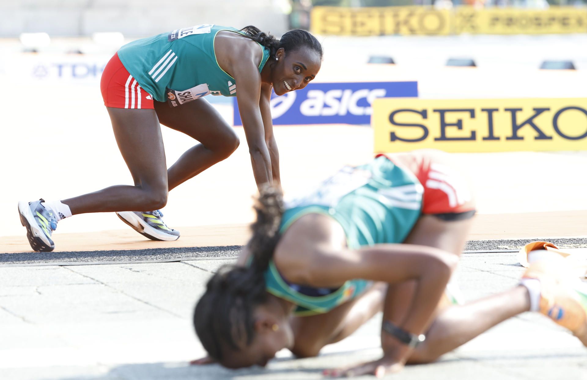 Las etíopes Amane Beriso (i) y Gotytom Gebreslase, medallas de oro y plata respectivamente, tras la prueba de maratón, este sábado en el Campeonato del Mundo de Atletismo de Budapest. EFE.