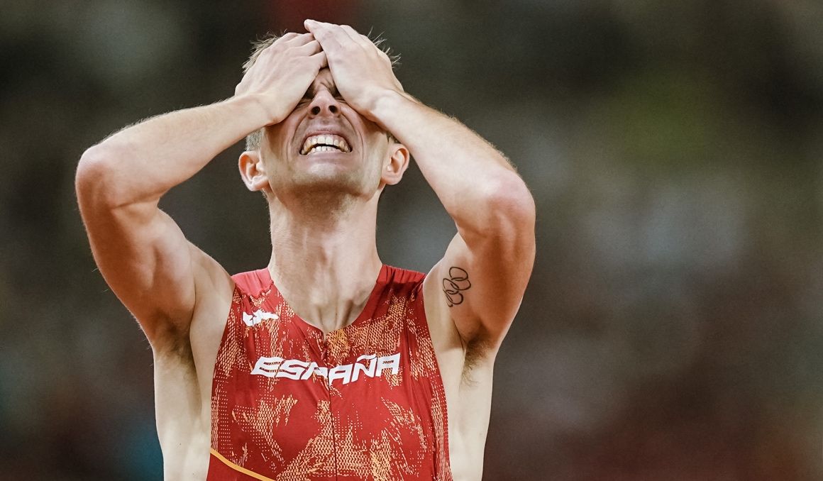 Adrián Ben lamentándose por el cuarto puesto en el Campeonato del Mundo de Budapest. SPORTMEDIA.