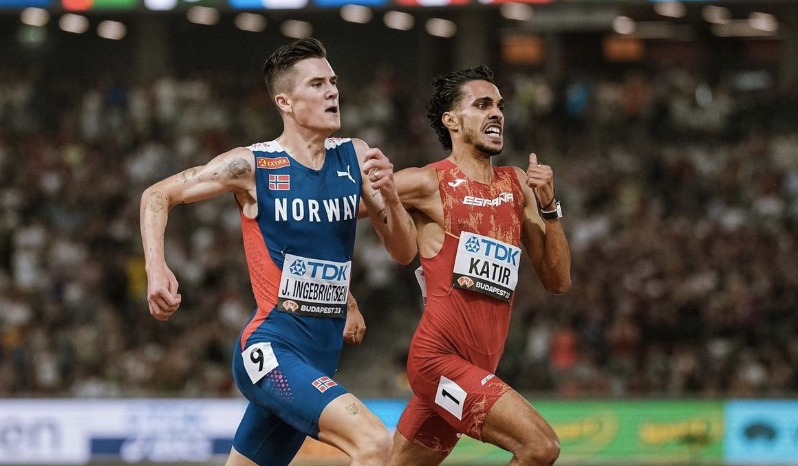 Mo Katir y Jakob Ingebrigtsen en el Campeonato del Mundo de Budapes disputándose el oro en los 5000 metros. SPORTMEDIA.