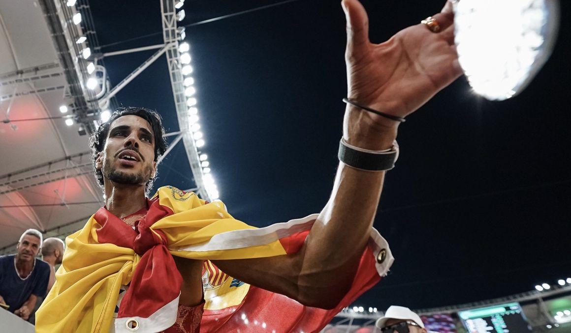 Mo Katir tomando la medalla de plata de los 5000 metros de Budapest, la quinta del equipo español en este Mundial. SPORTMEDIA.