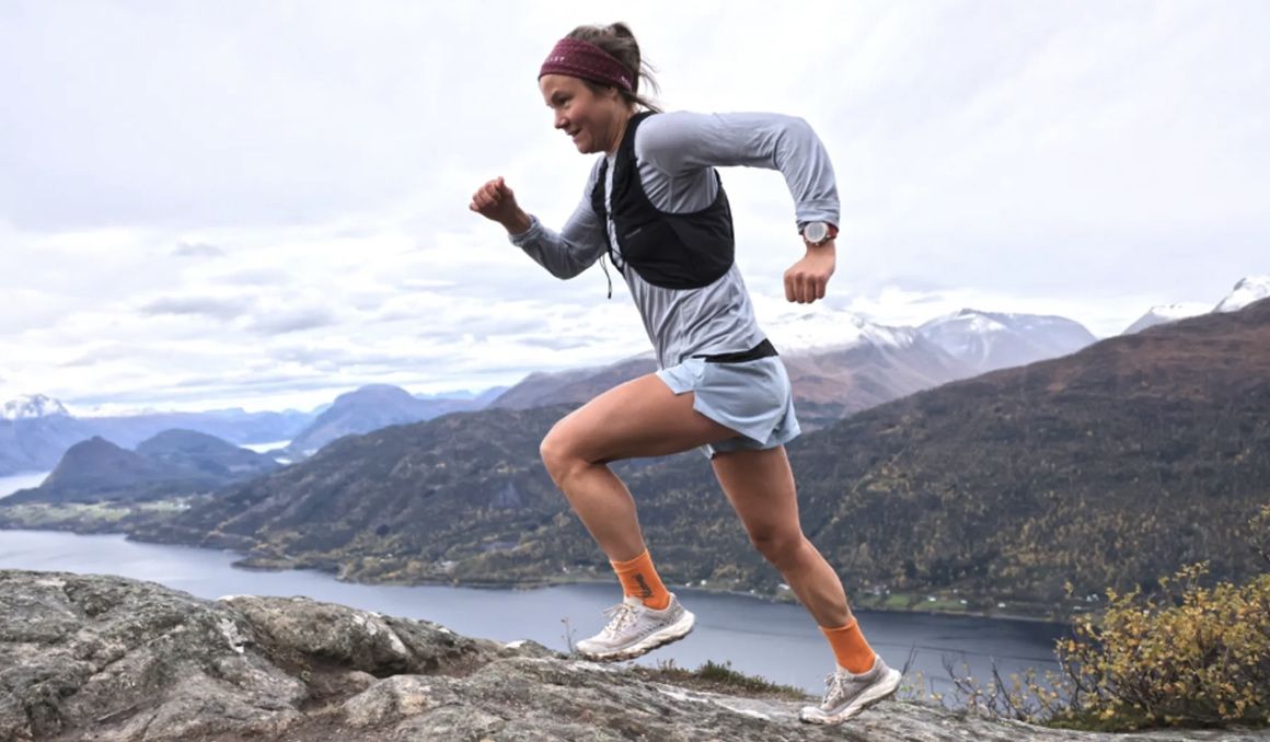 La corredora de montaña Emelie Forsberg entrenando después de ser madre por partida doble. COROS.