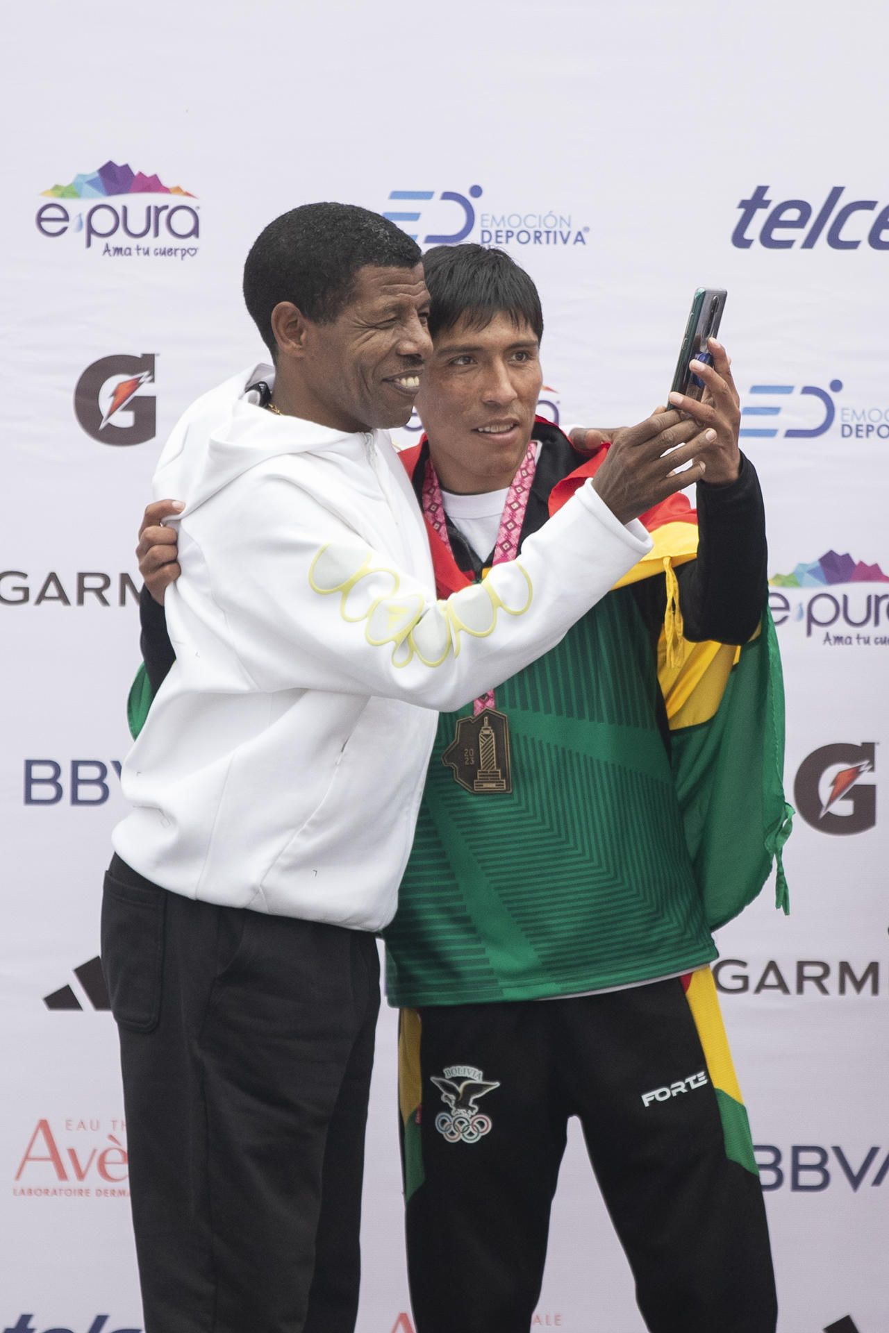 El atleta boliviano Héctor Garibay posa hoy para una selfi junto a la leyenda etíope Haile Gebrselassie (i), tras ganar el primer lugar de la rama varonil del XL Maratón de la Ciudad de México (México). EFE. El atleta boliviano Héctor Garibay posa hoy para una selfi junto a la leyenda etíope Haile Gebrselassie (i), tras ganar el primer lugar de la rama varonil del XL Maratón de la Ciudad de México (México). EFE.