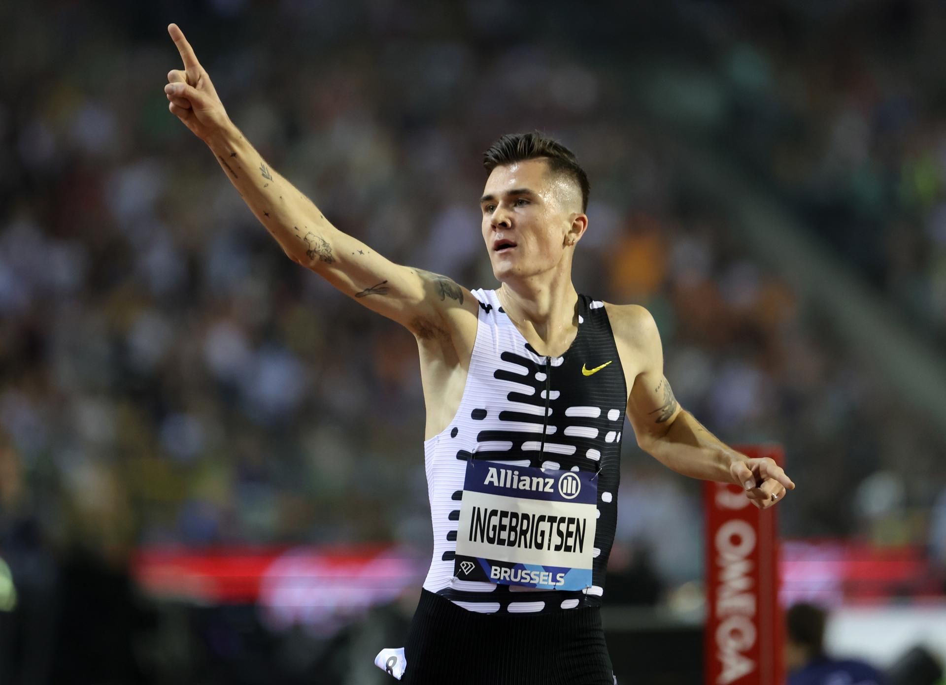 El noruego Jakob Ingebrigtsen celebra después de batir el récord mundial de los 2.000 metros en la prueba de la IAAF Diamond League  el Memorial Van Damme  de atletismo que tuvo lugar en Bruselas. EFE.