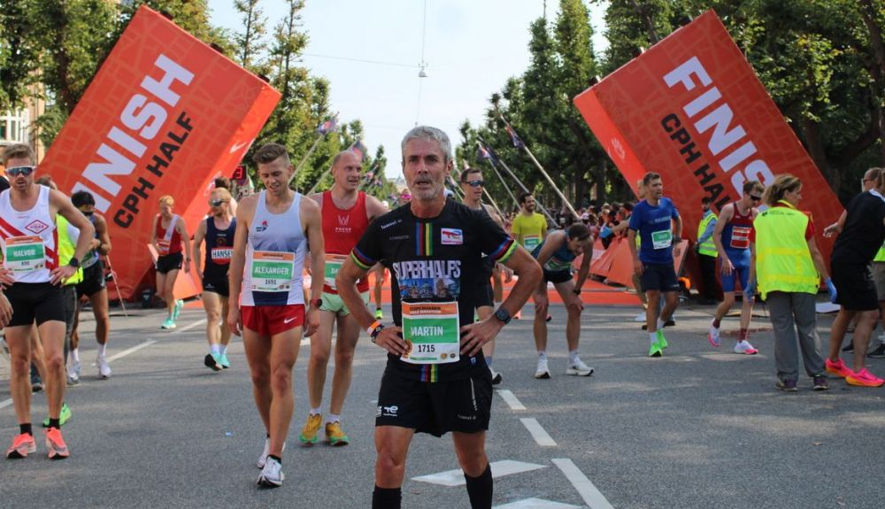 Martín Fiz tras cruzar la línea de meta del Medio Maratón de Copenhague 2023 / Foto: Álex Calabuig