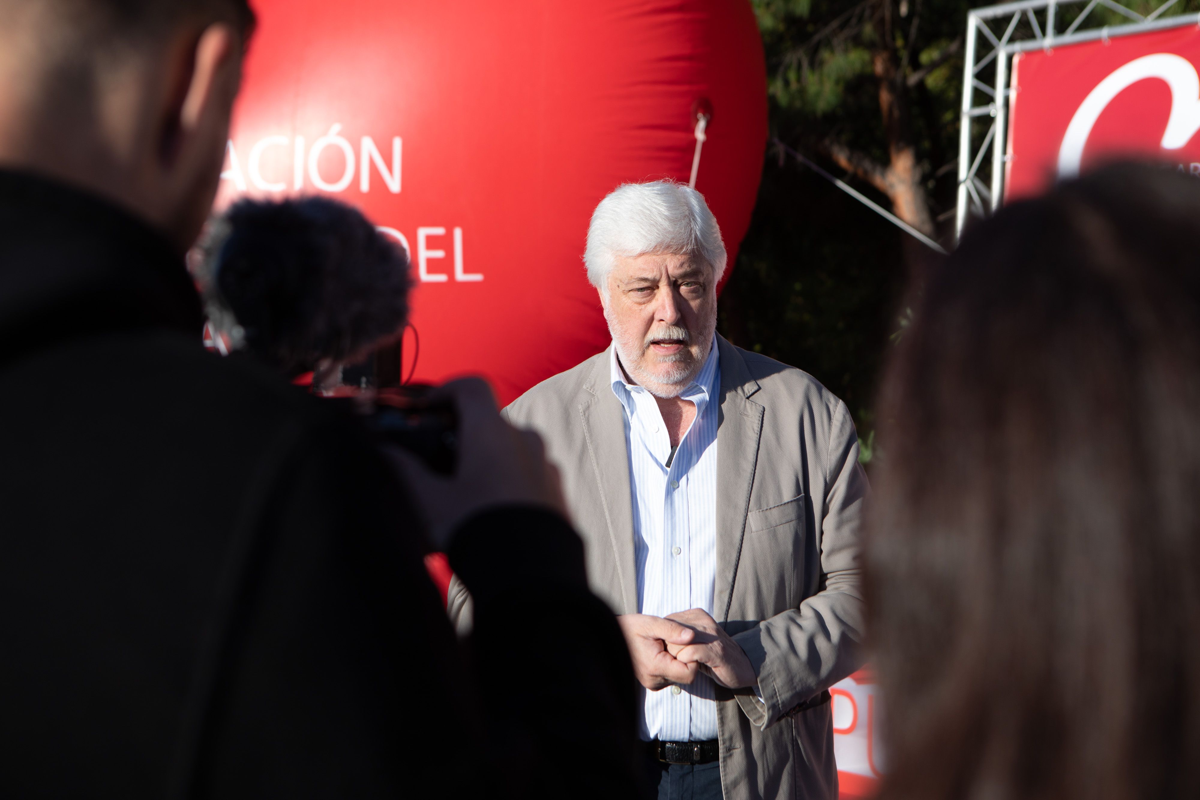 El doctor Andrés Íñiguez Romo atiende a los medios de comunicación poco antes de dar la salida a la pasada edición de la Carrera Popular del Corazón.