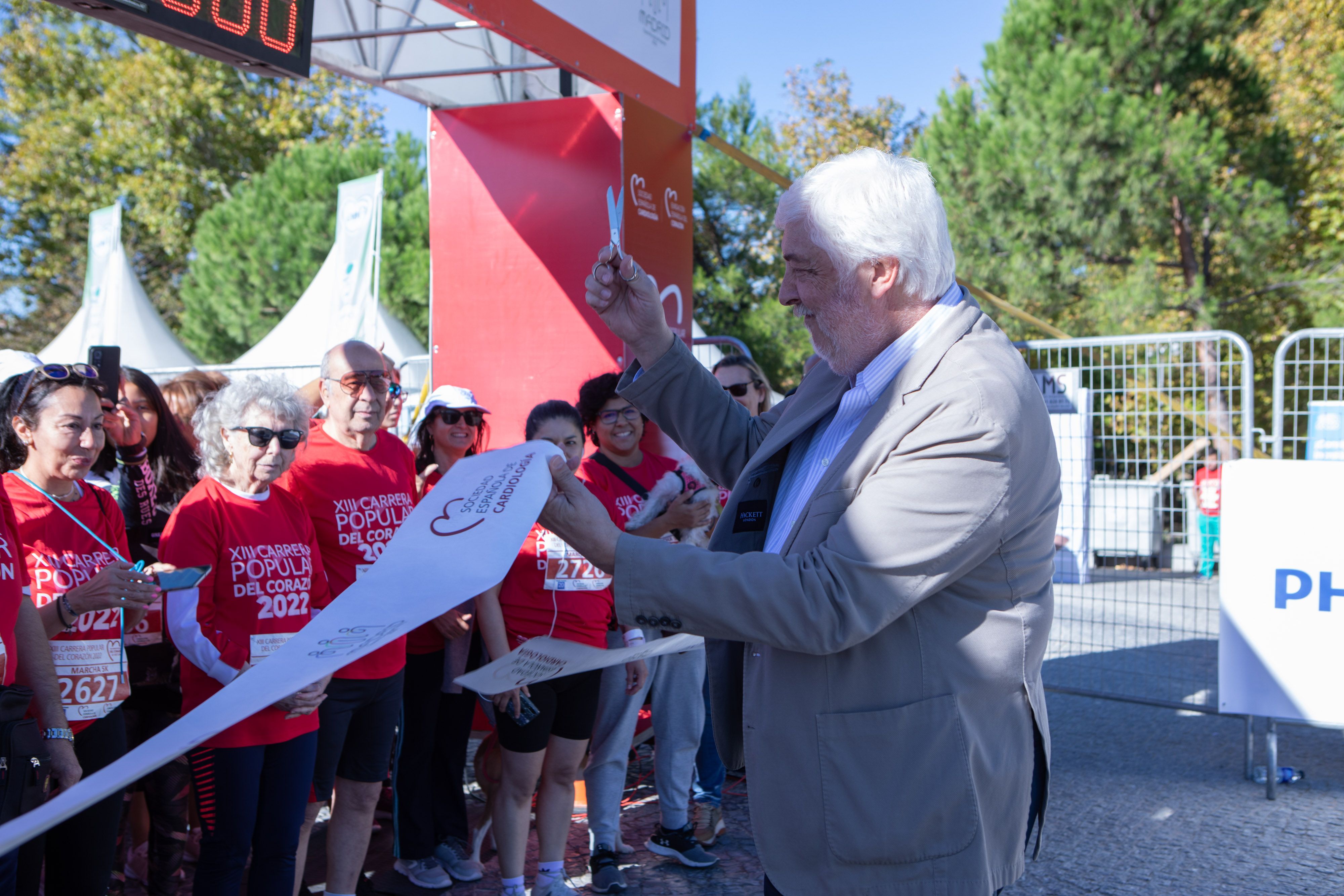 El doctor Andrés Íñiguez Romo efectuando el protocolario corte de cinta en la Carrera Popular del Corazón 2022. El doctor Andrés Íñiguez Romo efectuando el protocolario corte de cinta en la Carrera Popular del Corazón 2022.