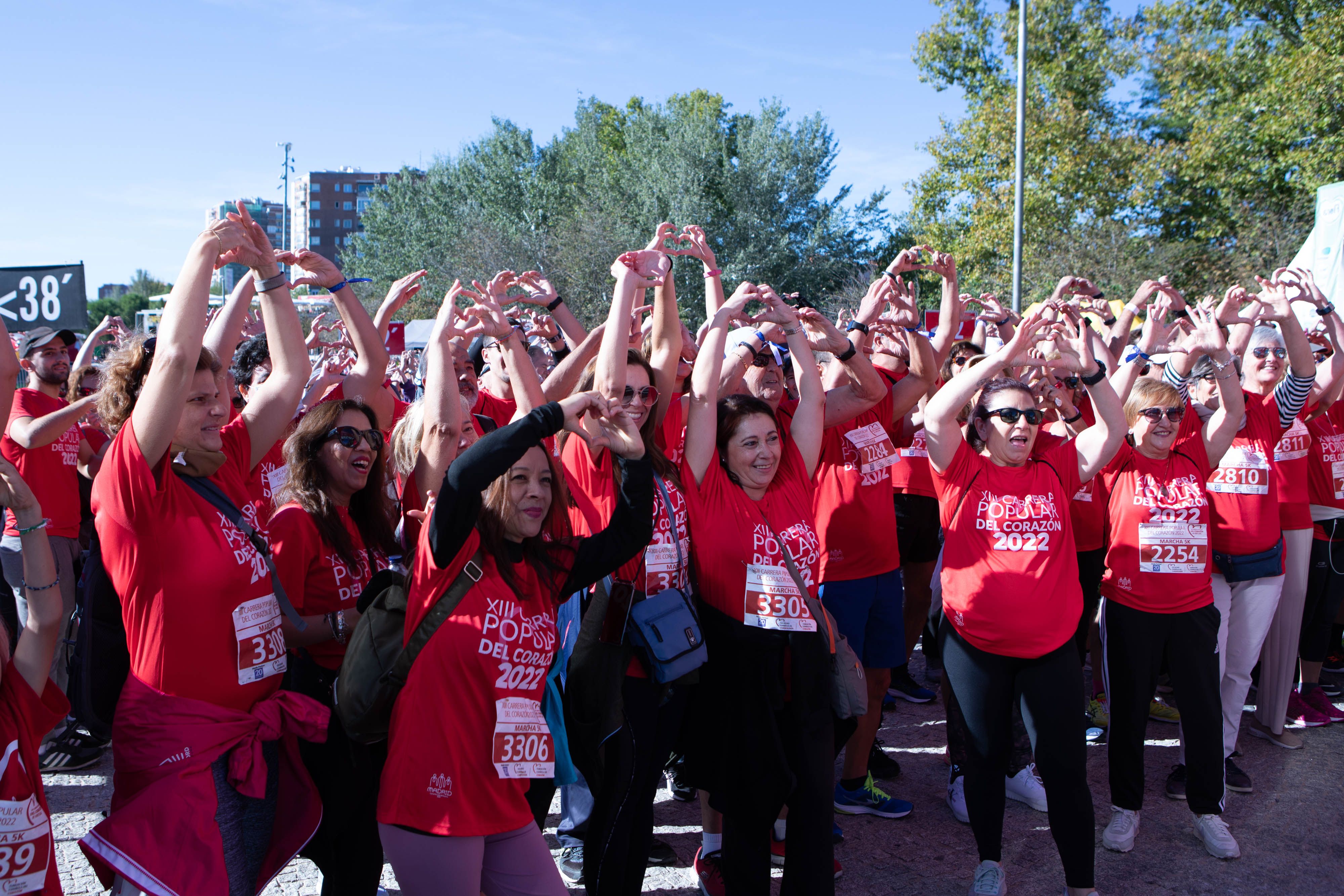 Participantes de la marcha de 4,5 kilómetros de la Carrera Popular del Corazón simulando con sus brazos el músculo que da nombre a la prueba. Participantes de la marcha de 4,5 kilómetros de la Carrera Popular del Corazón simulando con sus brazos el músculo que da nombre a la prueba.