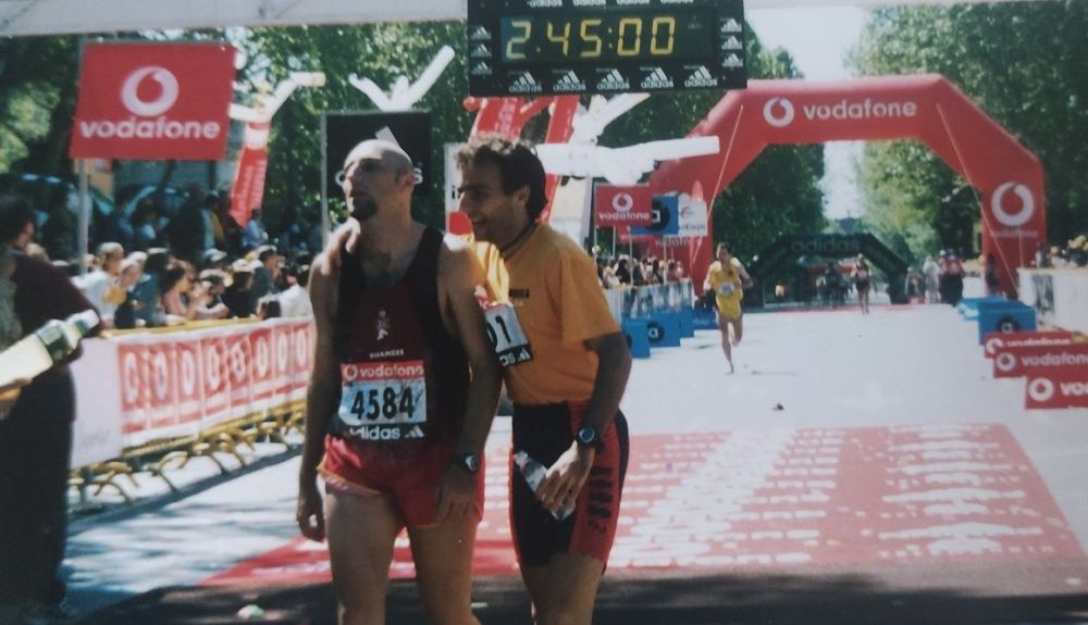 José Luis, junto a su hermano Manolo, en la meta del Maratón Popular de Madrid José Luis, junto a su hermano Manolo, en la meta del Maratón Popular de Madrid