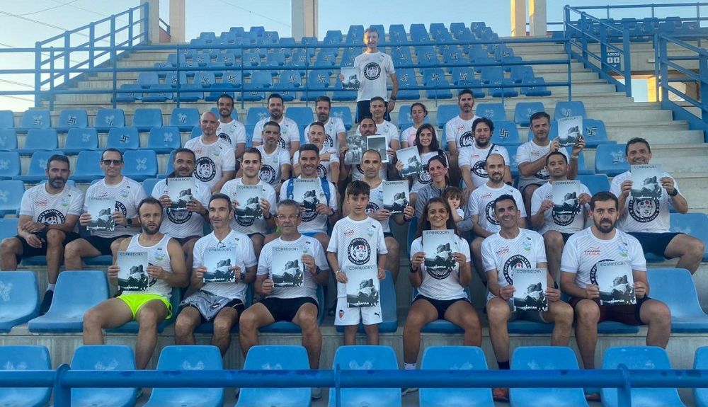 Los miembros de Capis Running Team posan con la revista CORREDOR Los miembros de Capis Running Team posan con la revista CORREDOR