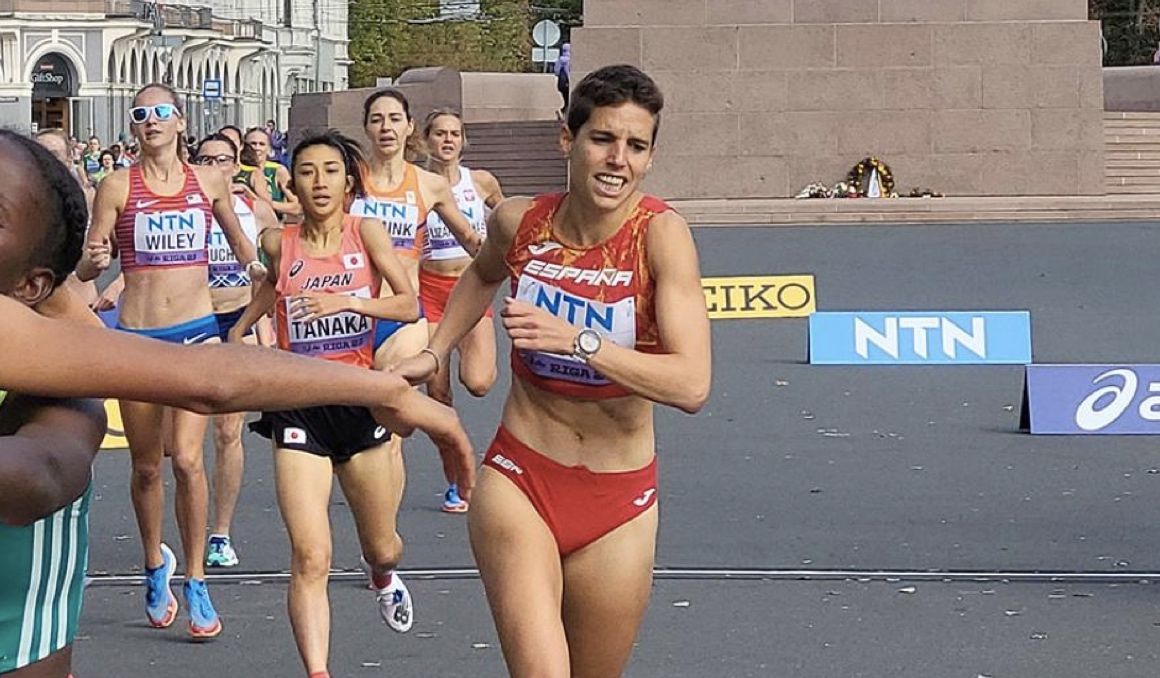 Marta Pérez cruzando la meta en sexta posición en el Mundial de Milla en Ruta. RFEA.