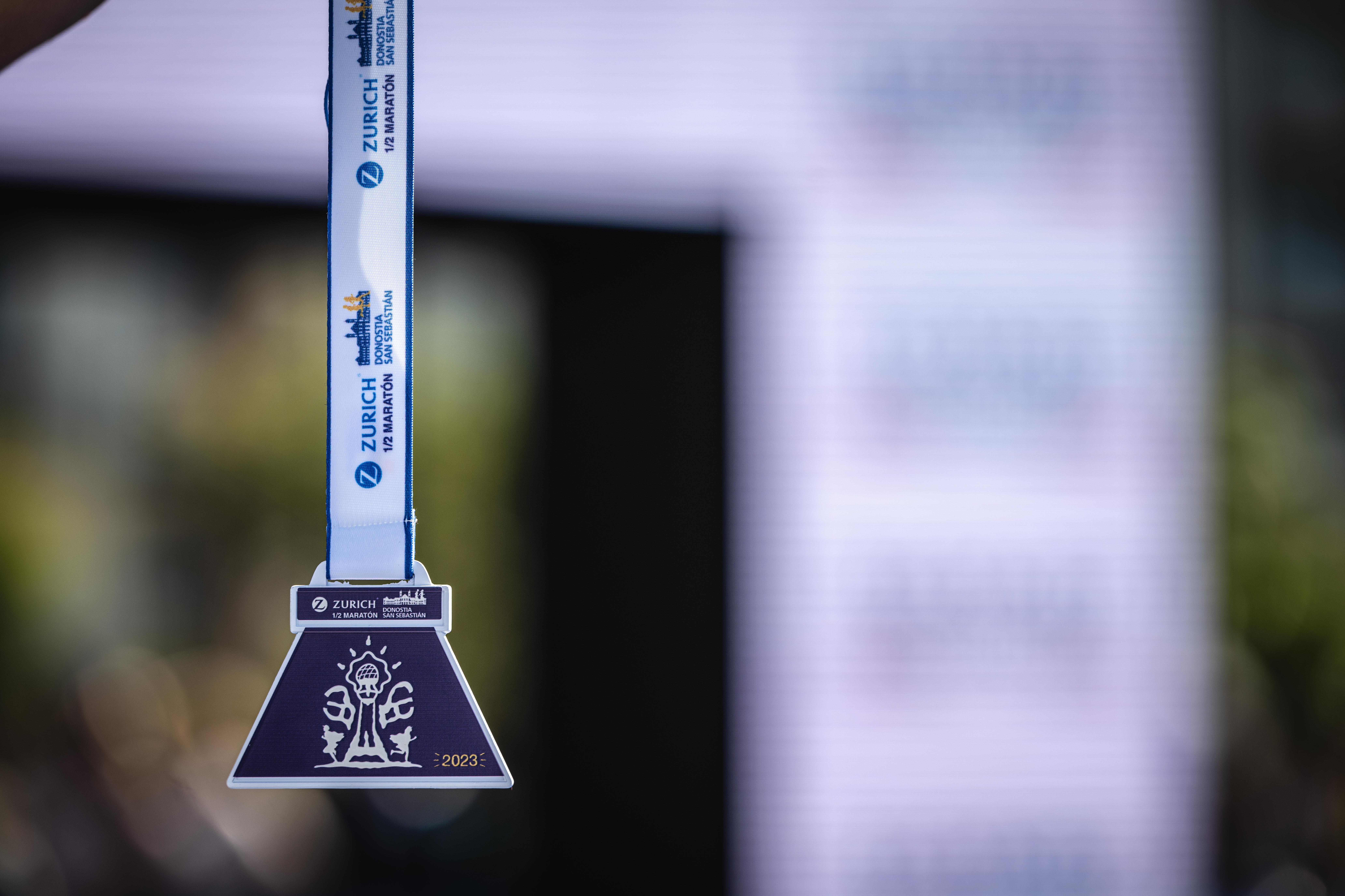 La medalla de finisher del Zurich Medio Maratón de San Sebastián. FOTORUNNERS. La medalla de finisher del Zurich Medio Maratón de San Sebastián. FOTORUNNERS.