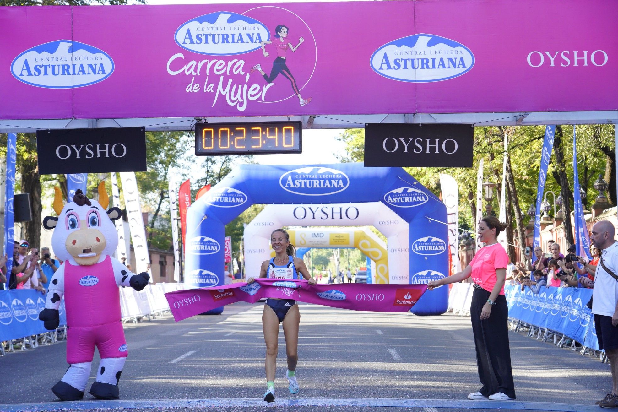 Todas las fotos de meta de la Carrera de la Mujer de Sevilla 2023.  9875