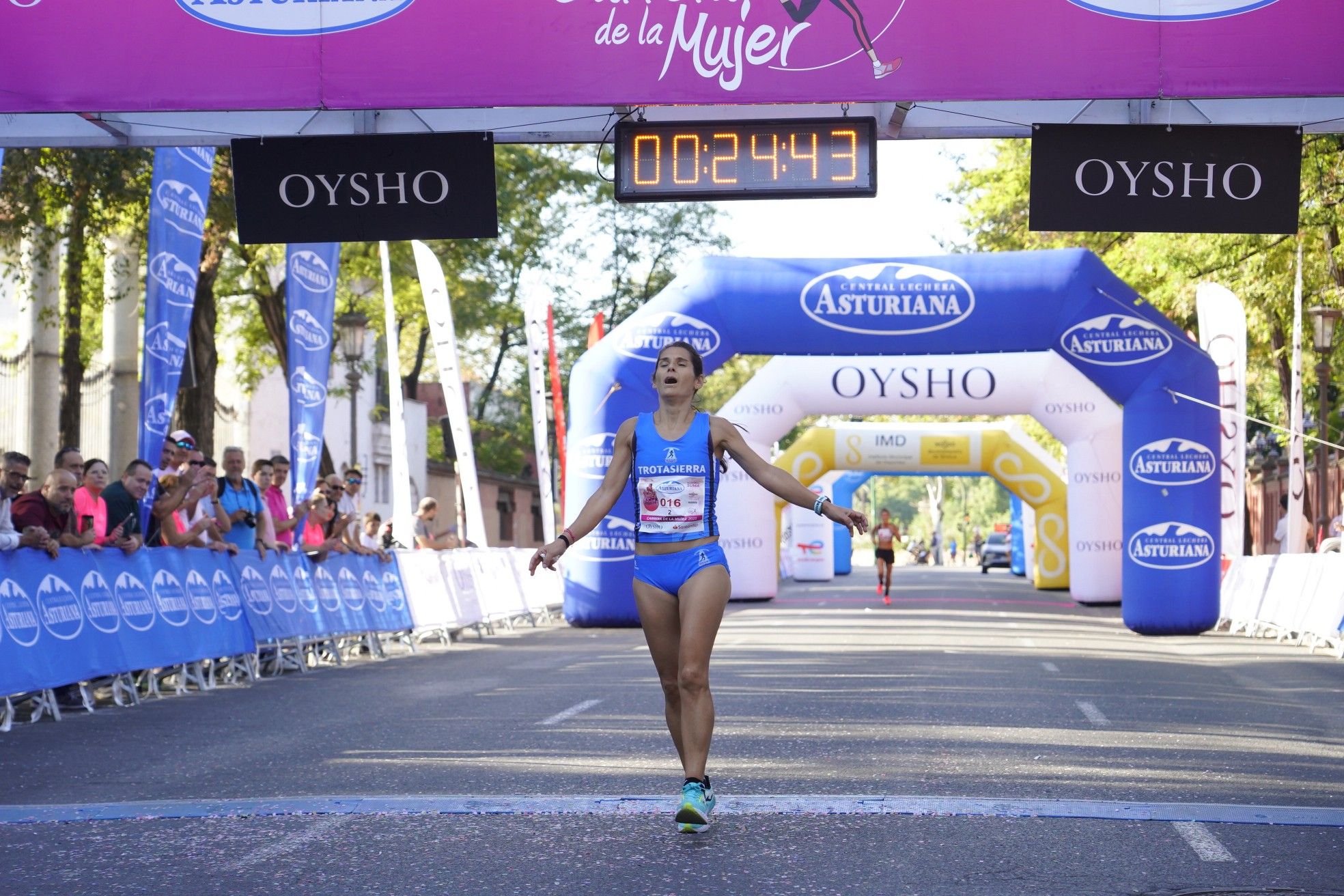 Todas las fotos de meta de la Carrera de la Mujer de Sevilla 2023.  9925