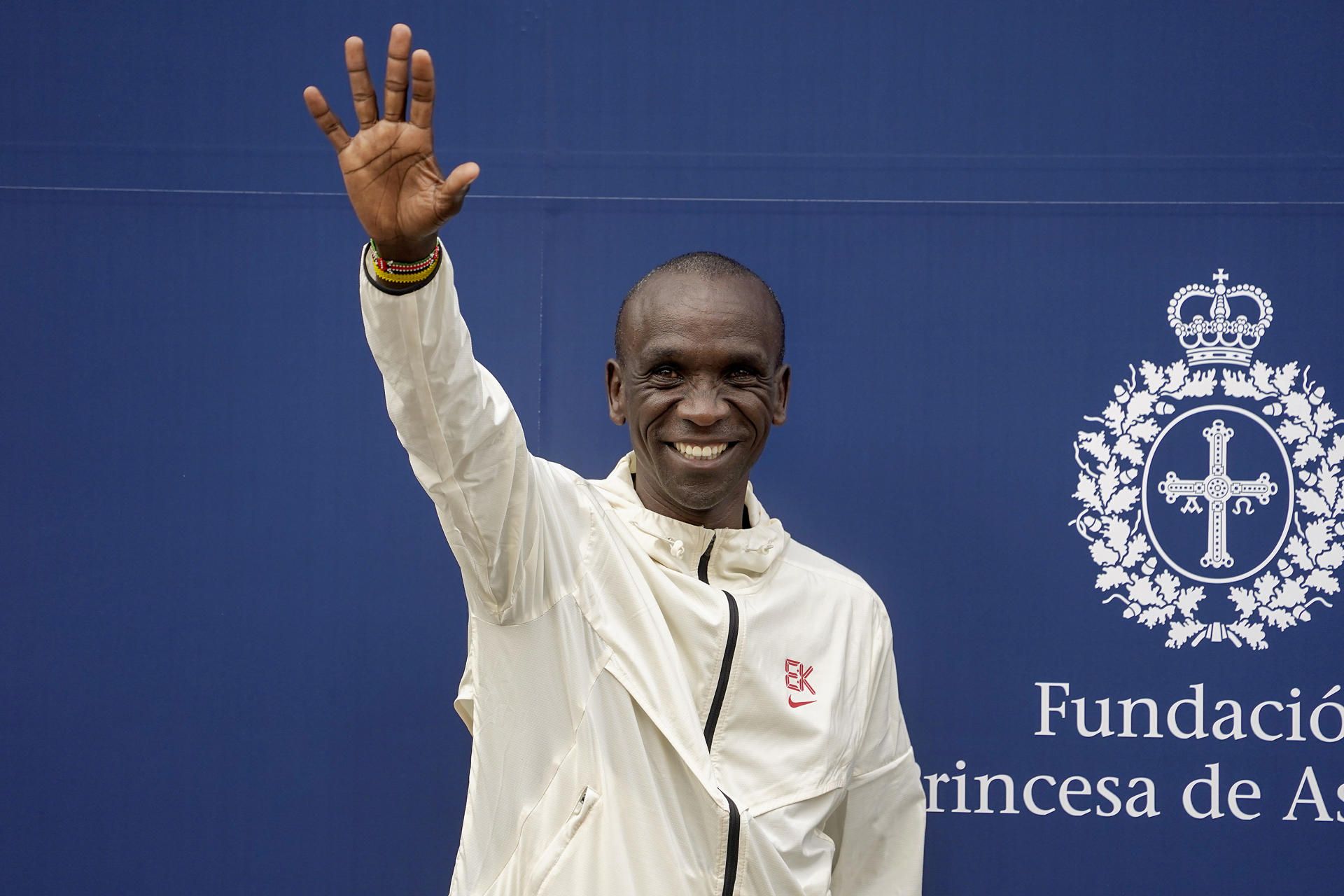 El atleta Kipchoge llega a Oviedo para recibir el Princesa de Asturias de los Deportes. EFE. 