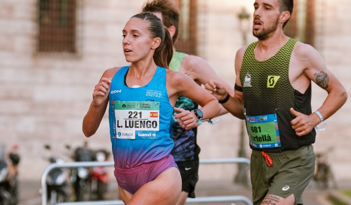Laura Luengo en el Medio Maratón de Valencia, donde consiguió el récord de España de la distancia. HOKA.