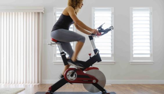 Una bicicleta de ciclismo indoor es una gran opción para trabajar el aeróbico.