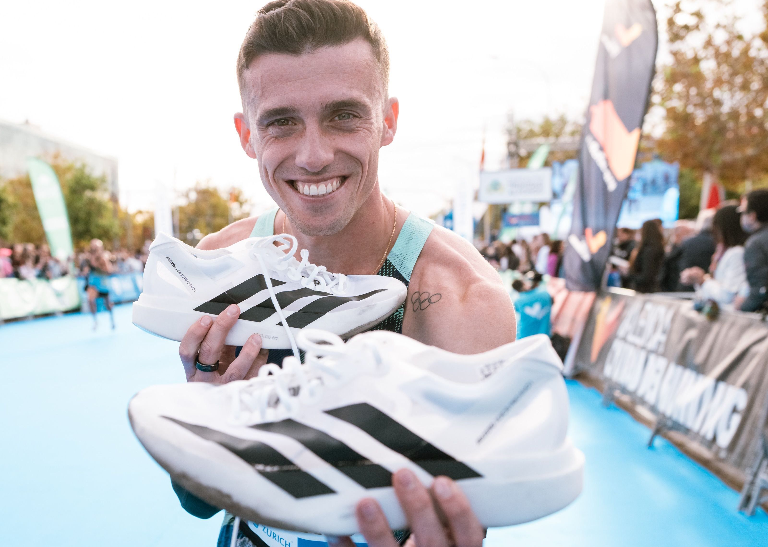 Carlos Mayo muestra orgulloso las adidas Adizero Adios Pro Evo 1 con las que batió el récord de España de medio maratón. ADIDAS.