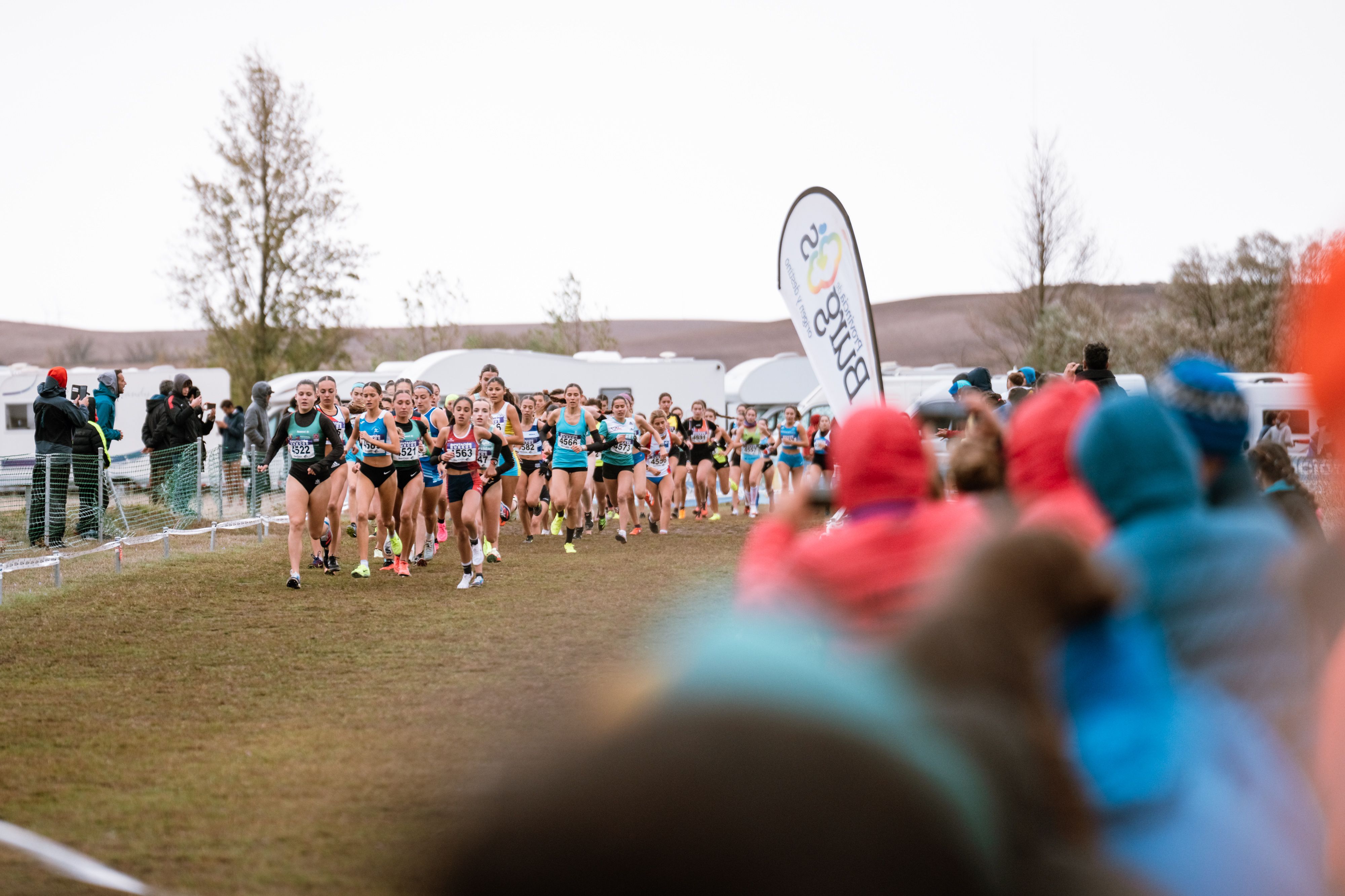 Una imagen de las pruebas de categorías menores del Cross de Atapuerca 2023. SPORTMEDIA.