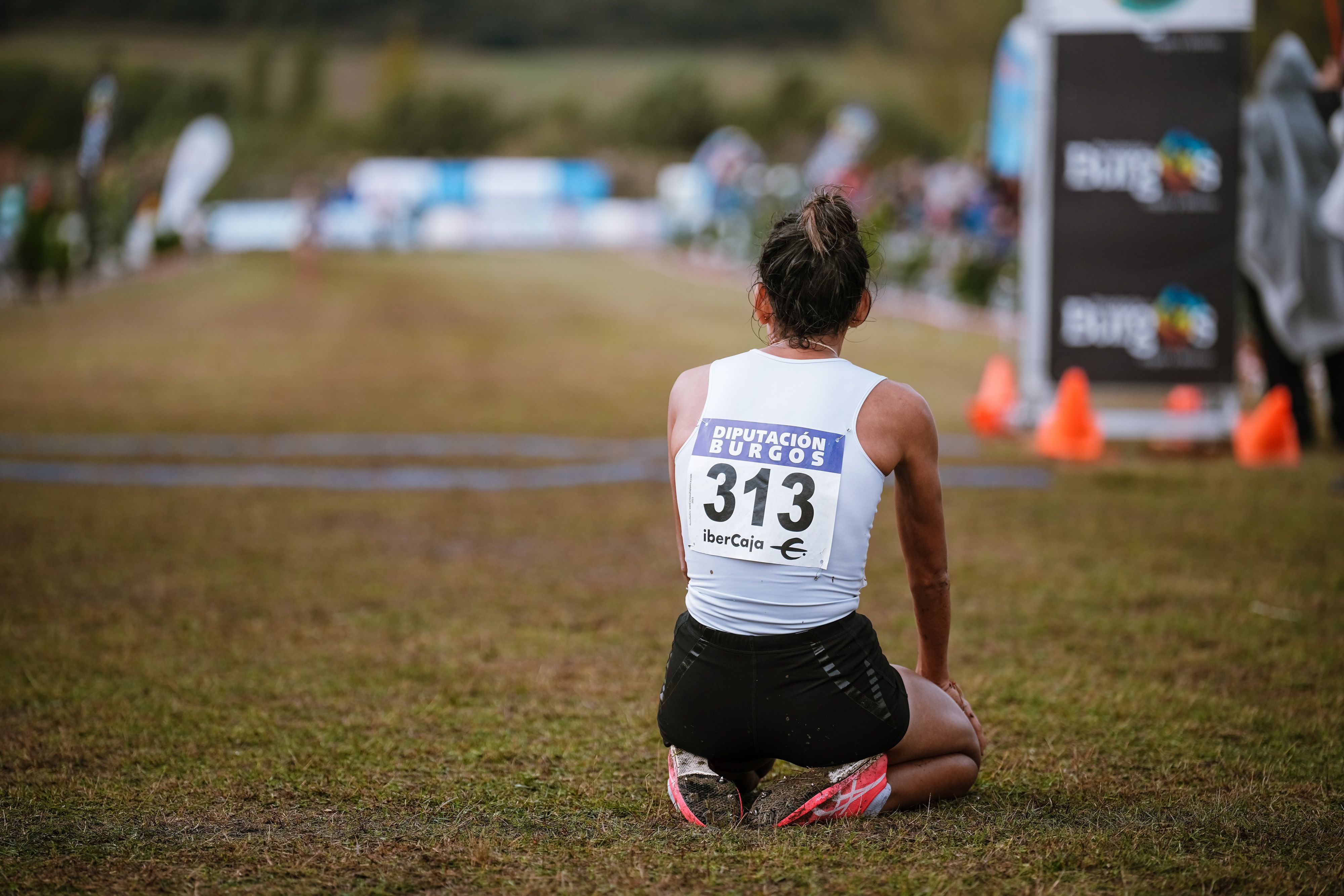 Majida Maayouf tras cruzar la línea de meta en el Cross de Atapuerca 2023. SPORTMEDIA.