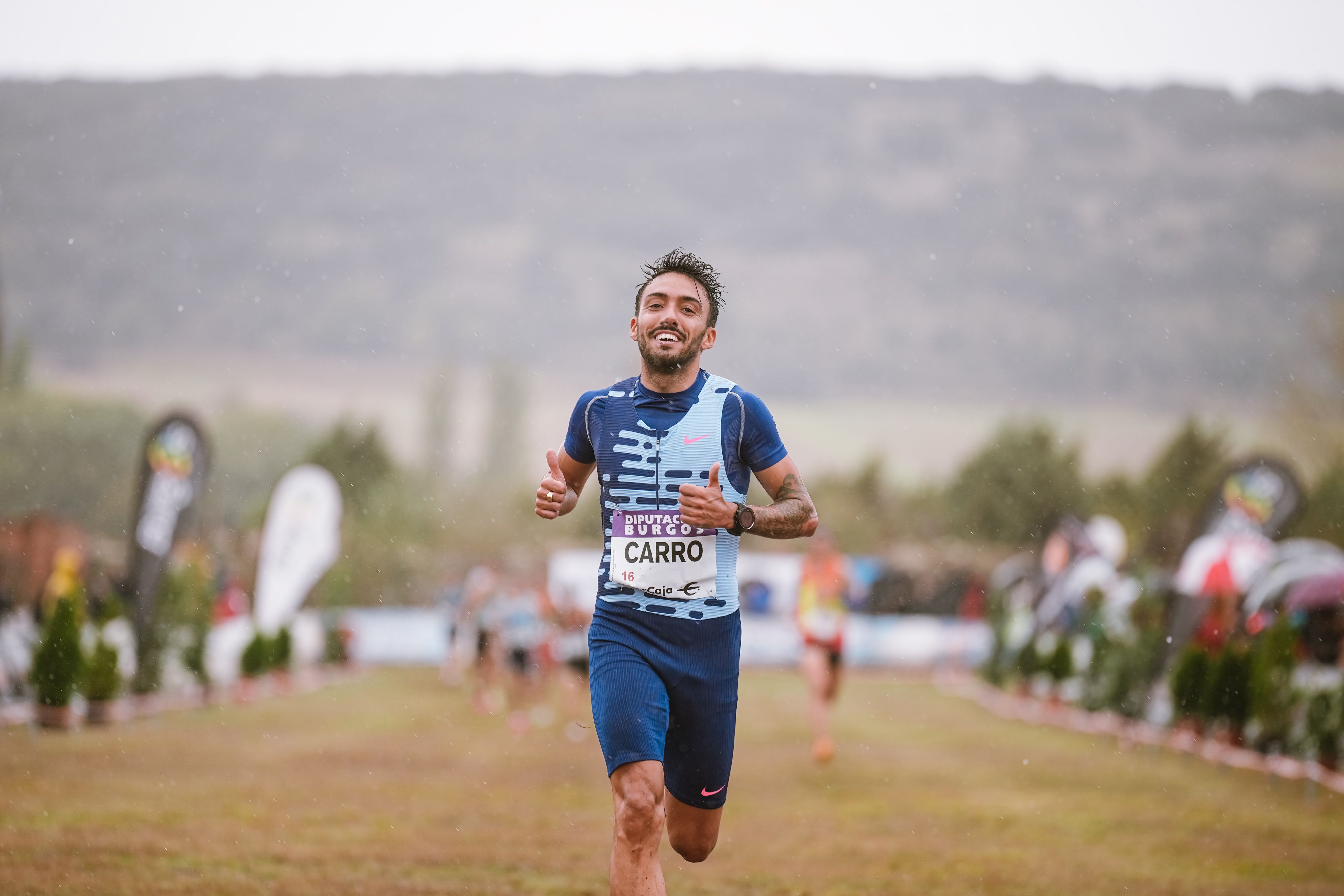 Fernando Carro, feliz al cruzar la meta del Cross de Atapuerca 2023. SPORTMEDIA.