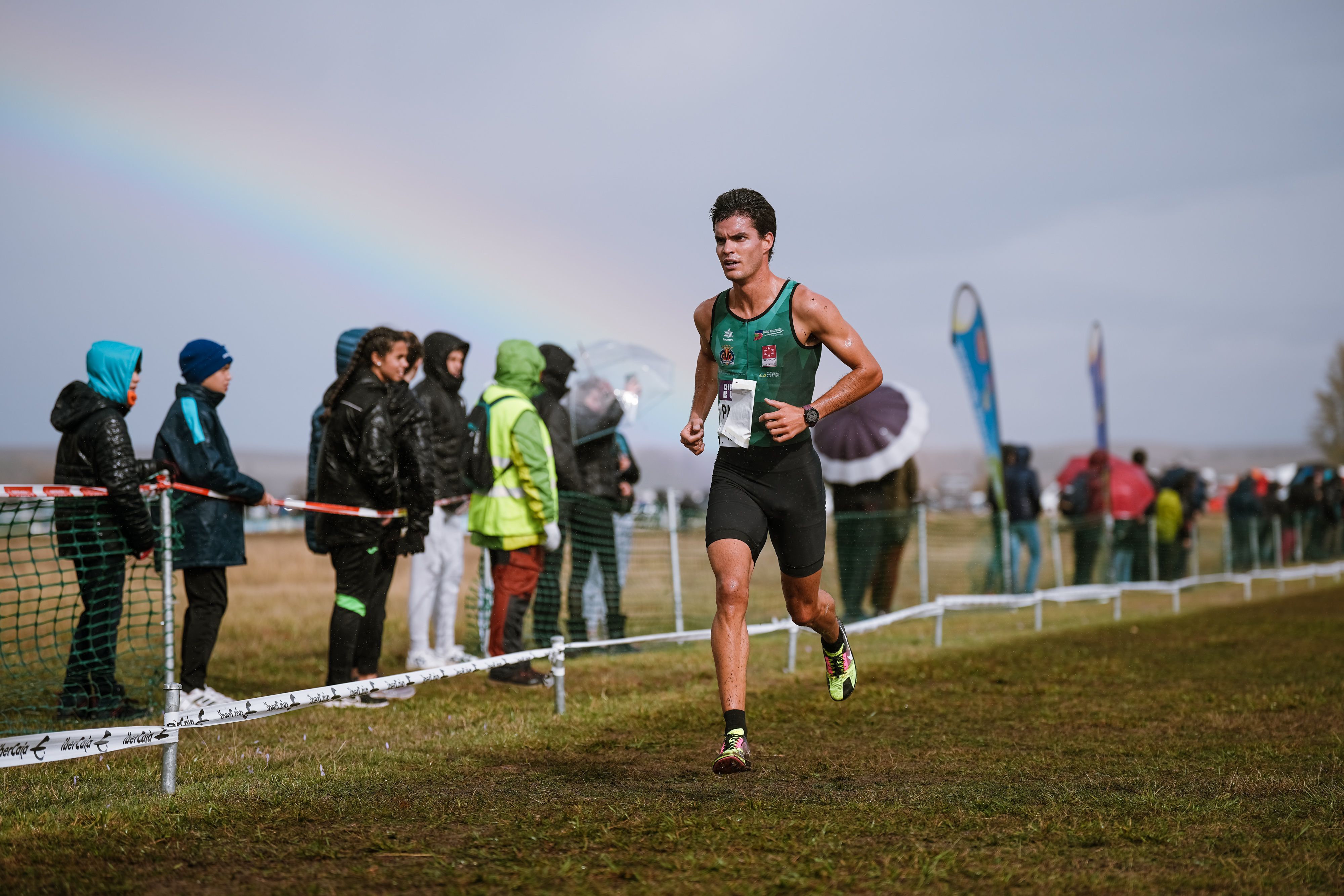 Sergio Paniagua y el arcoiris del Cross de Atapuerca 2023. SPORTMEDIA.