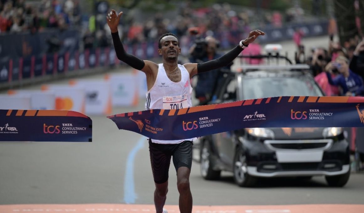 Tamirat Tola venciendo en el Maratón de Nueva York con nuevo récord de la prueba. NYC MARATHON.