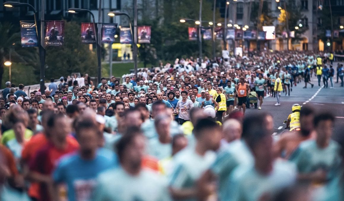 Una imagen del Total Energies Bilbao Night Marathon 2023. ORGANIZACIÓN Una imagen del Total Energies Bilbao Night Marathon 2023. ORGANIZACIÓN