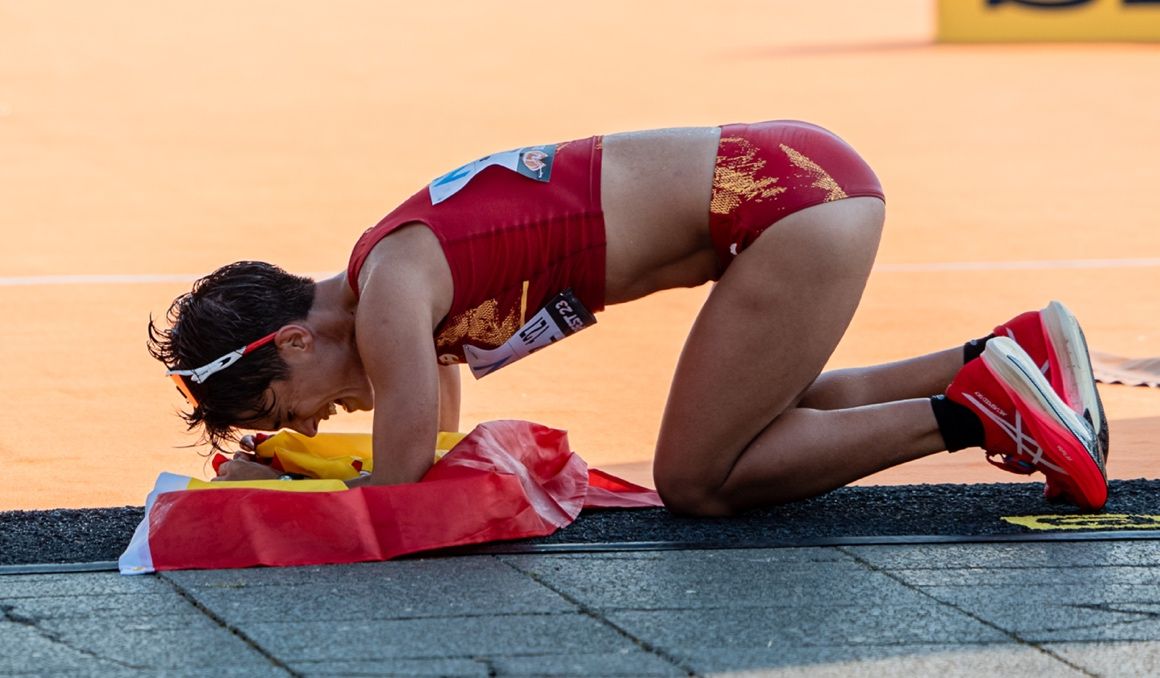 María Pérez después de proclamarse campeona del mundo de 20 kilómetros marcha en Budapest. SPORTMEDIA.