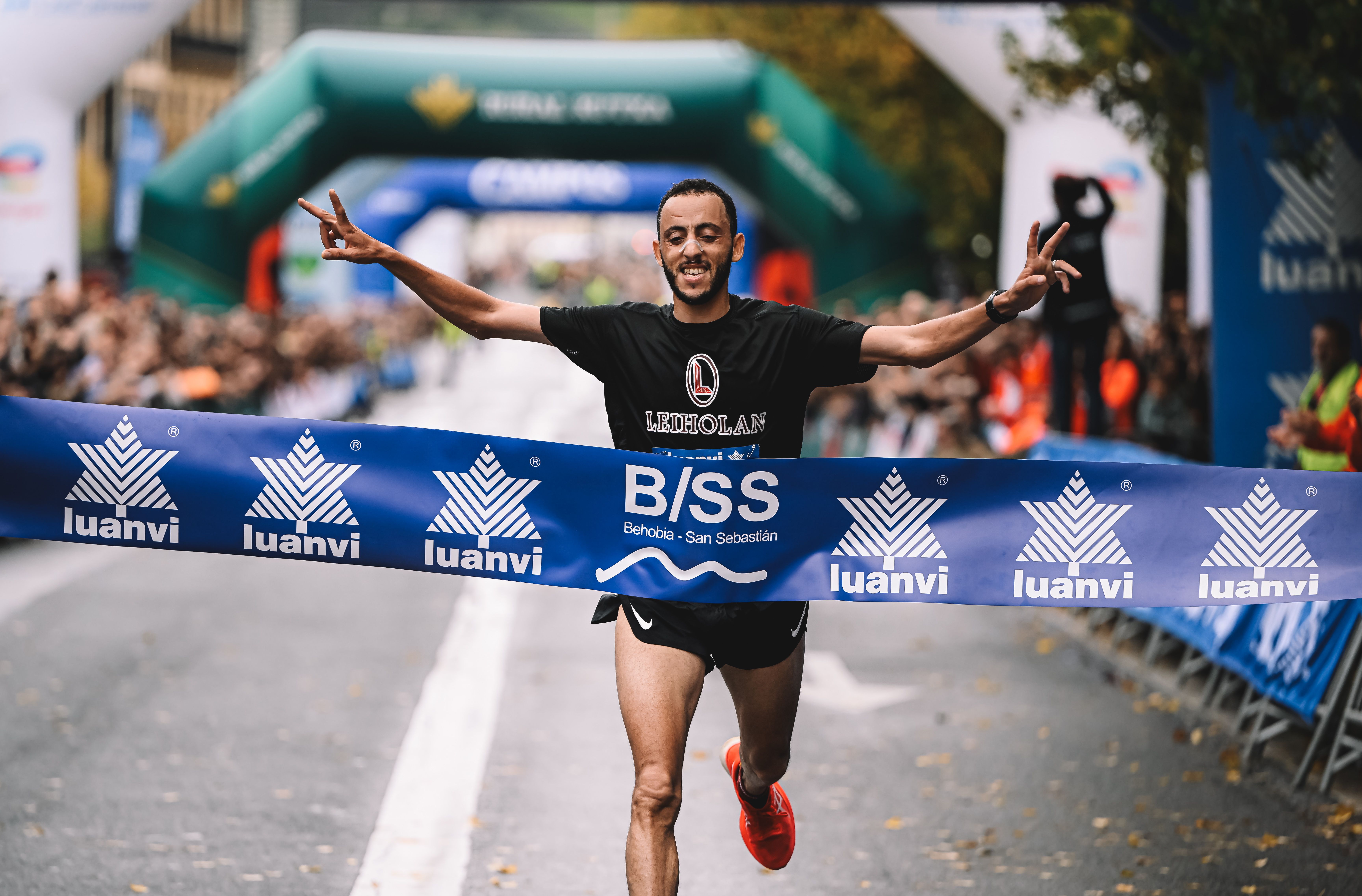 Chakib Lachgar, ganador de la Behobia San Sebastián 2023. FOTORUNNERS.