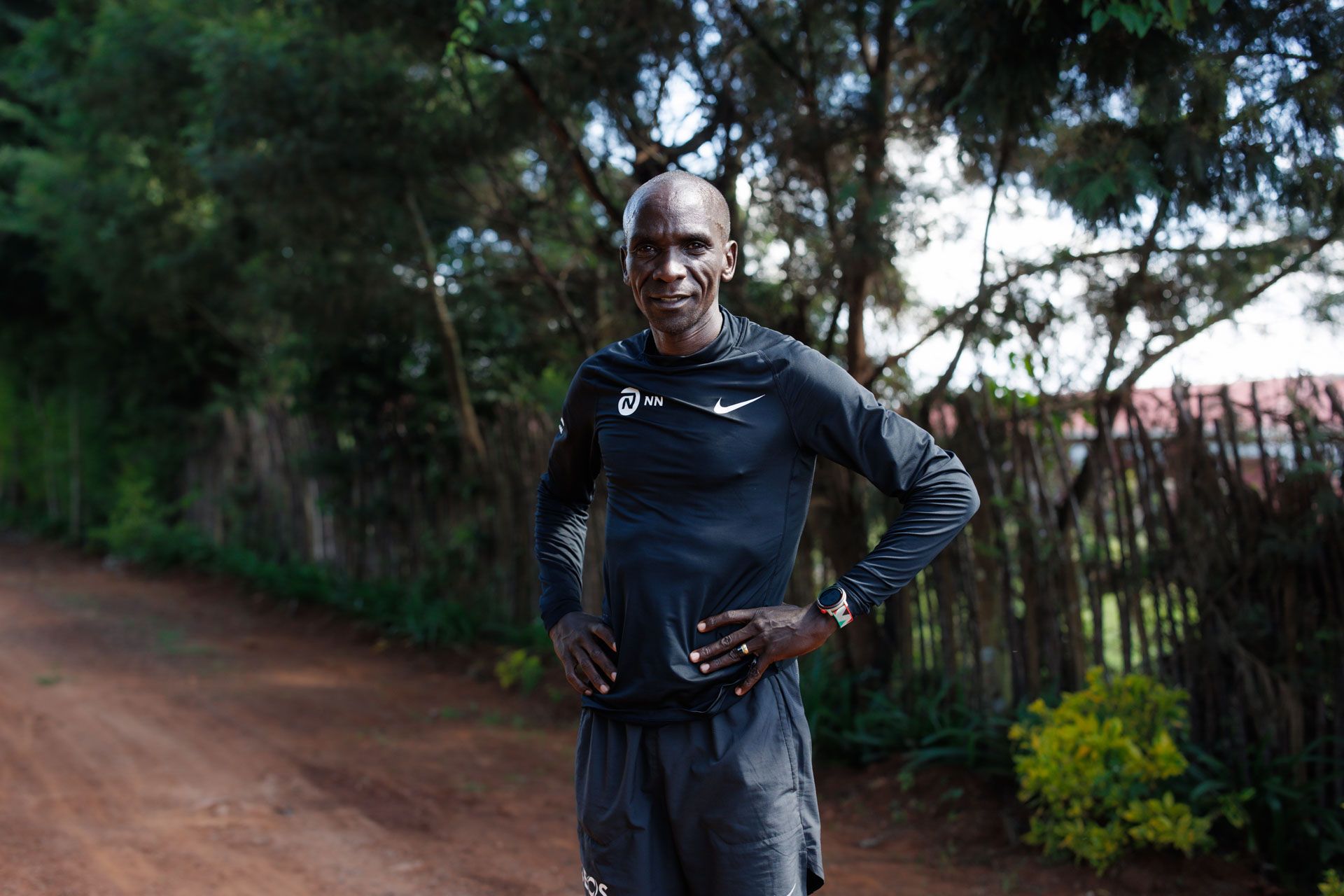 Eliud Kipchoge con su COROS Pace 3 personalizado en una edición especial que ya está a la venta. COROS.