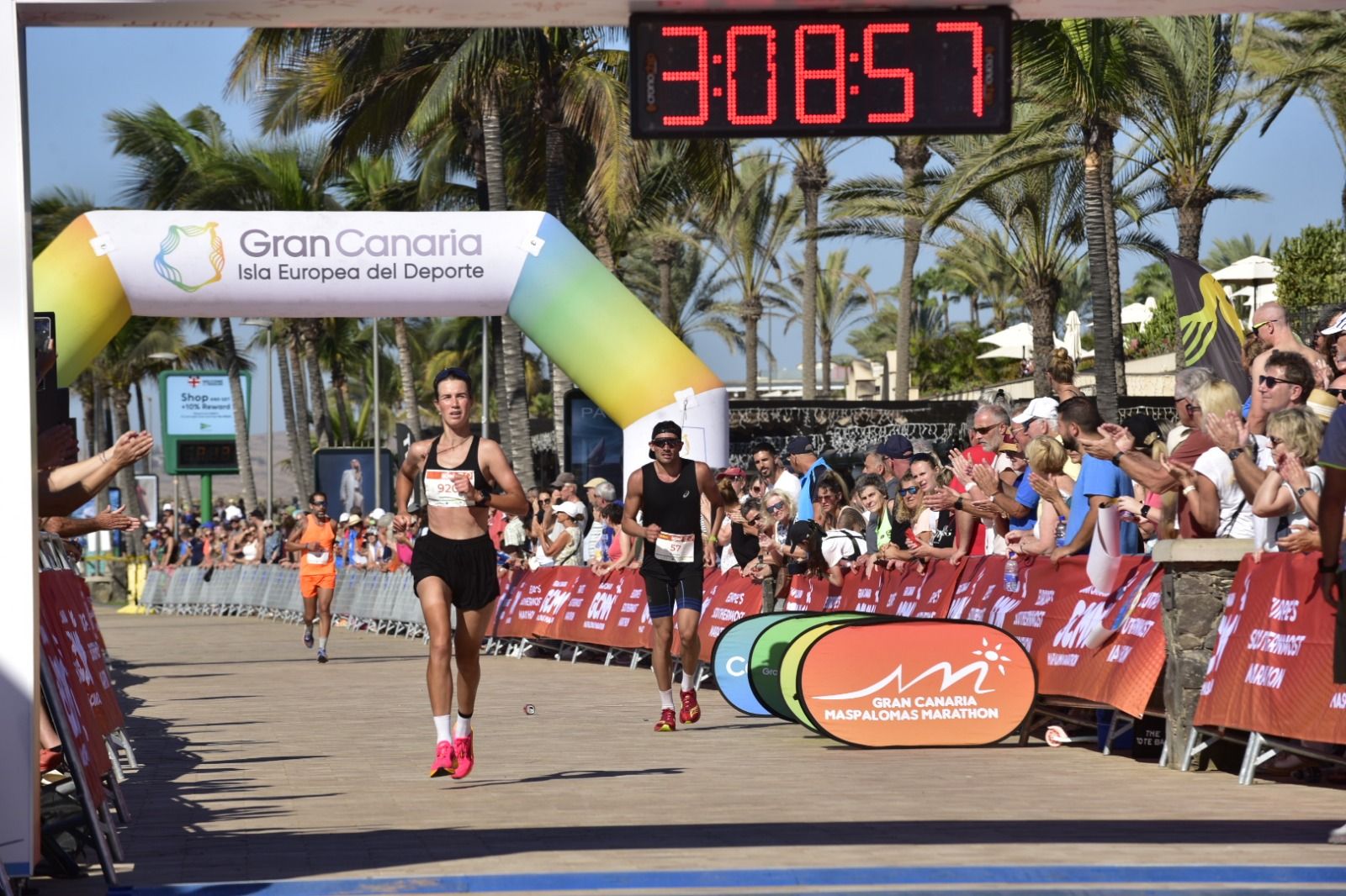 La meta de la carrera está situada a los pies del Faro de Maspalomas, junto al Océano Atlántico.