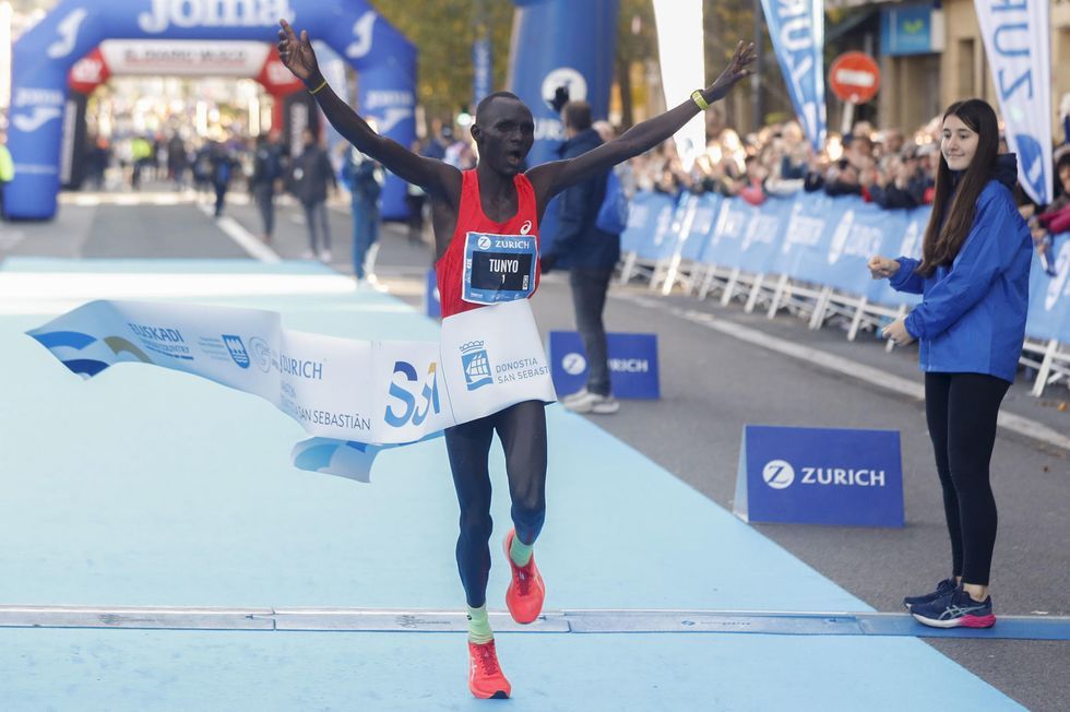 Benson Tunyo ganando la Zurich Maratón de San Sebastián 2023. EFE.