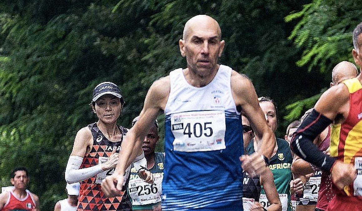 Jon Arzubialde, en una foto de archivo, bate el récord del mundo de maratón M60 en el Zurich Maratón de San Sebastián. EDUARDO L. GÓMEz.