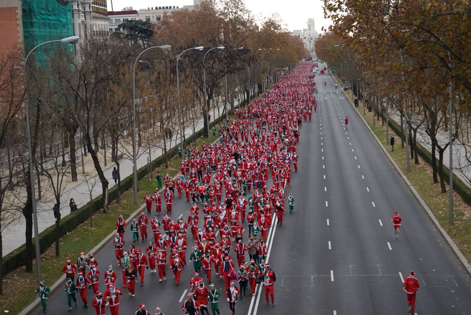 Espectacular toda la Castellana teñida de rojo y blanco en la Carrera Papá Noel El Corte Inglés