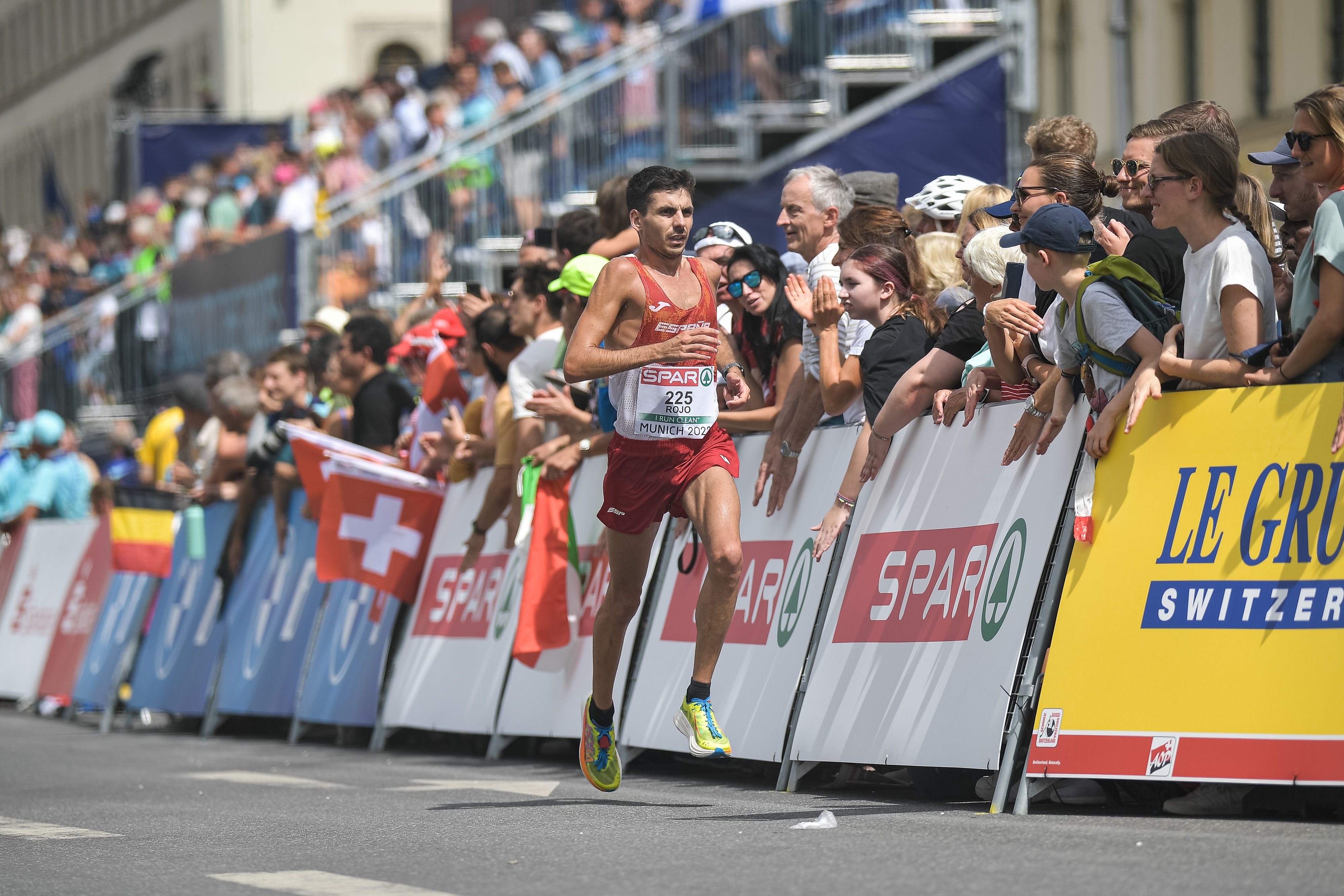 Yago Rojo llegando a meta en el Campeonato de Europa de Múnich 2022, donde conquistó la medalla de bronce junto a sus compañeros de España Atletismo. SPORTMEDIA Yago Rojo llegando a meta en el Campeonato de Europa de Múnich 2022, donde conquistó la medalla de bronce junto a sus compañeros de España Atletismo. SPORTMEDIA
