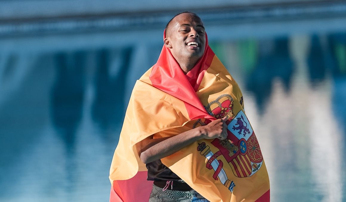 Tariku Novales tras batir el récord de España de maratón en Valencia. SPORTMEDIA.