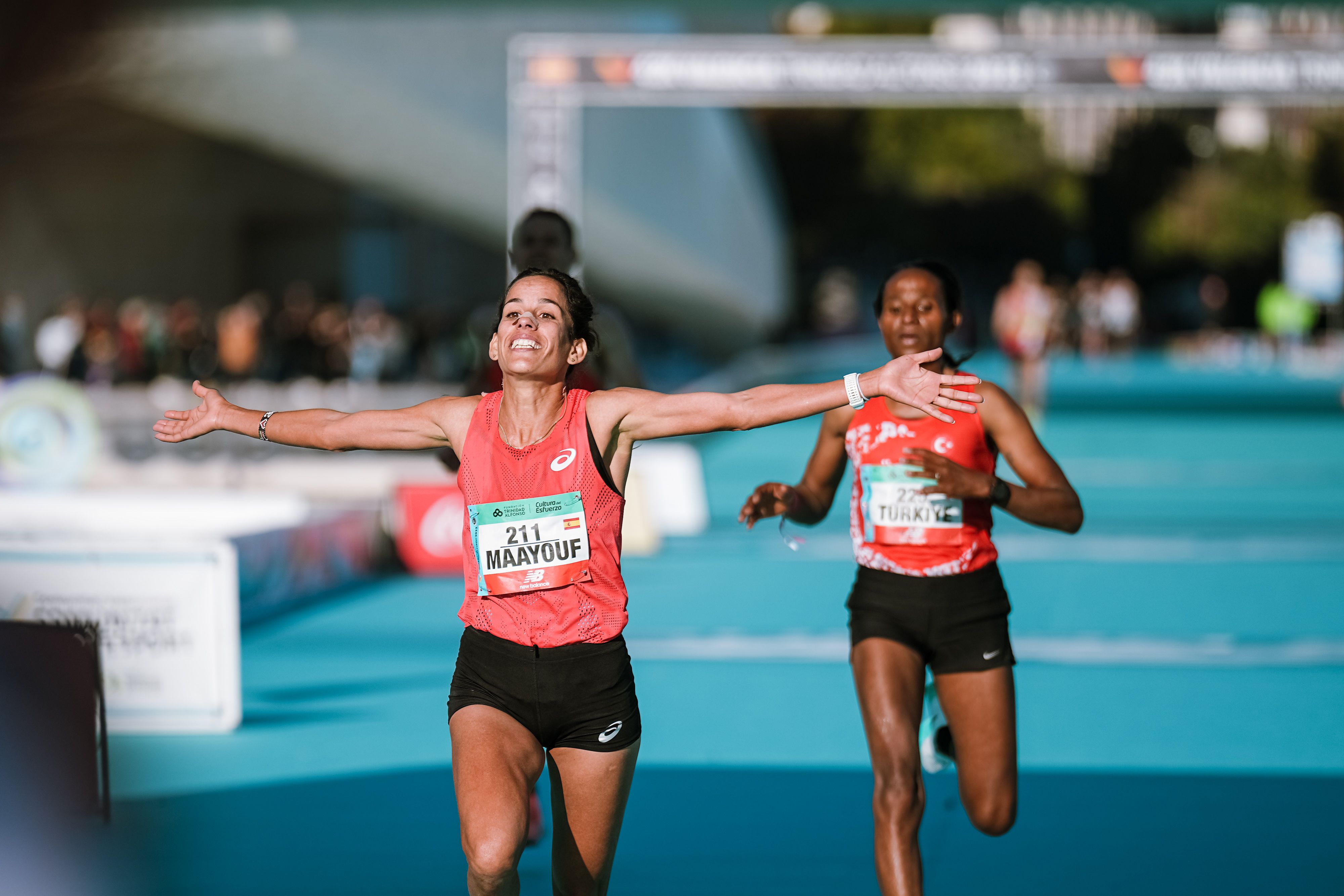 Majida Maayouf celebrando su nuevo récord nacional en el Maratón de Valencia 2023. SPORTMEDIA.
